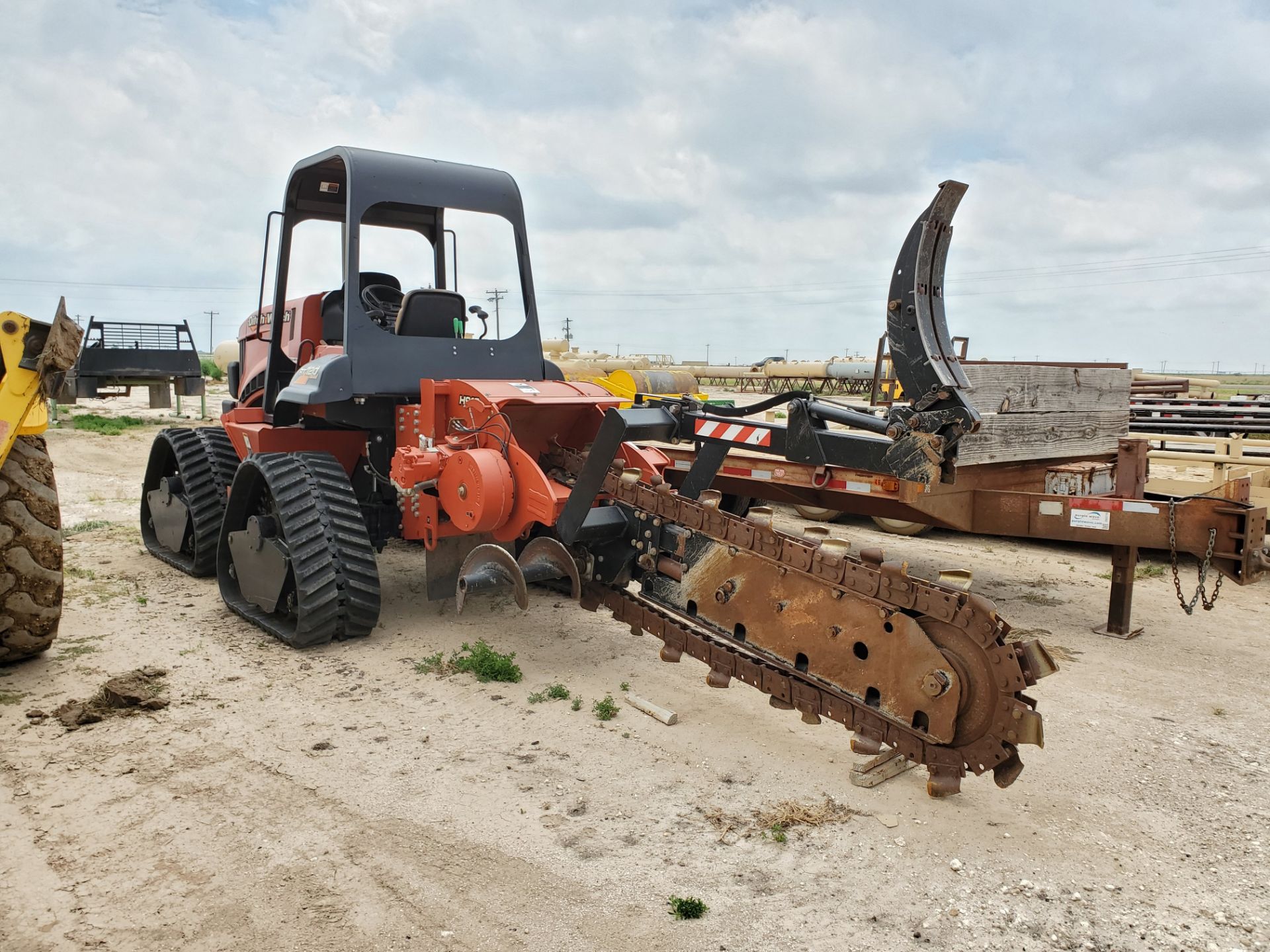 2014 DITCH-WITCH RT120 QUAD WITH H910 CENTERLINE TRENCHER, 4-CYL DUETS DIESEL ENGINE, 97'' TRENCH - Image 5 of 15