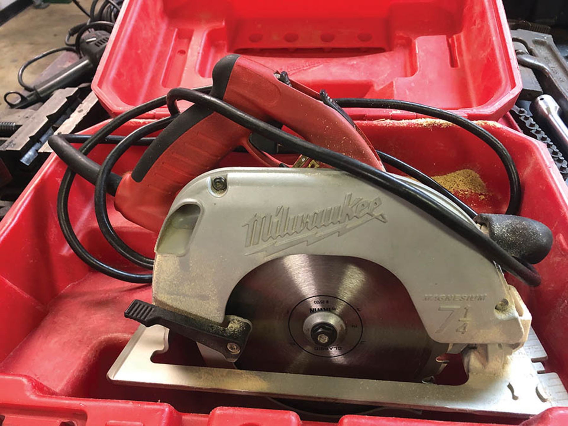 MILWAUKEE ELECTRIC 7 1/4'' CIRCULAR SAW ADJUSTABLE HANDLE, CAT#6390-20, S/N S83B804461370