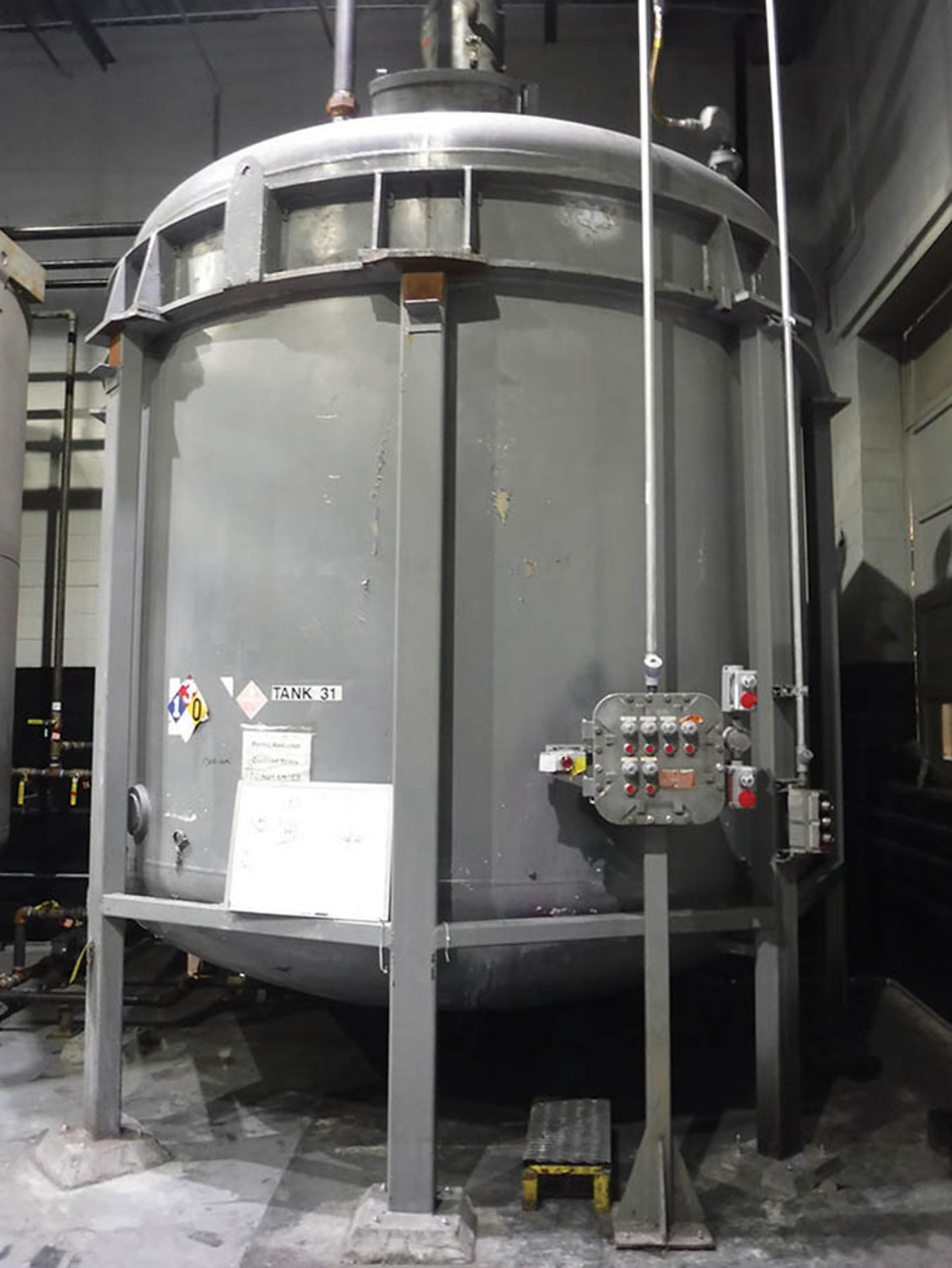 7,000 GALLON STEEL VERTICAL MIX TANK - Image 2 of 7