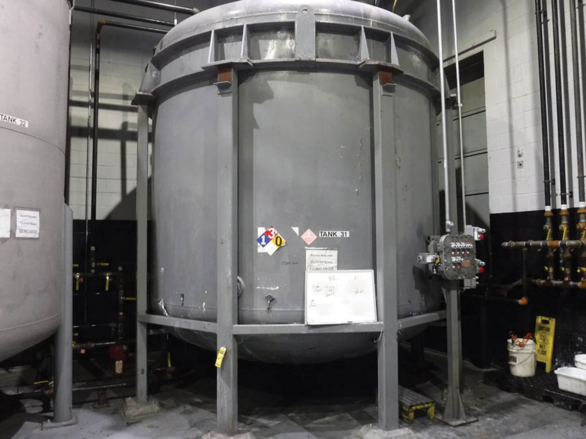 7,000 GALLON STEEL VERTICAL MIX TANK