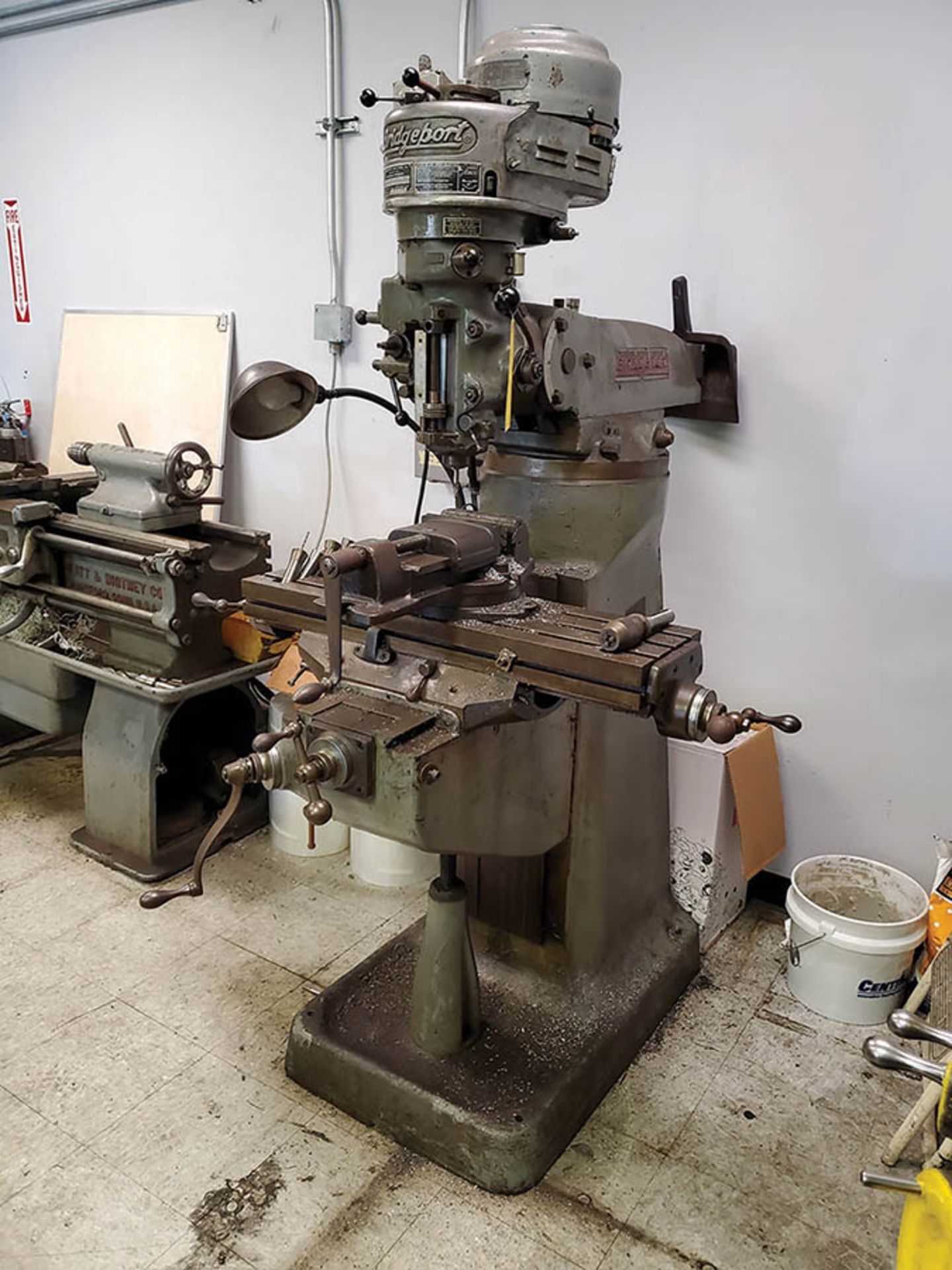 BRIDGEPORT VERTICAL MILLING MACHINE, MODEL: 74847, S/N J-67506, 80-2720 SPINDLE SPEEDS, 1 HP, DRAW - Image 4 of 9