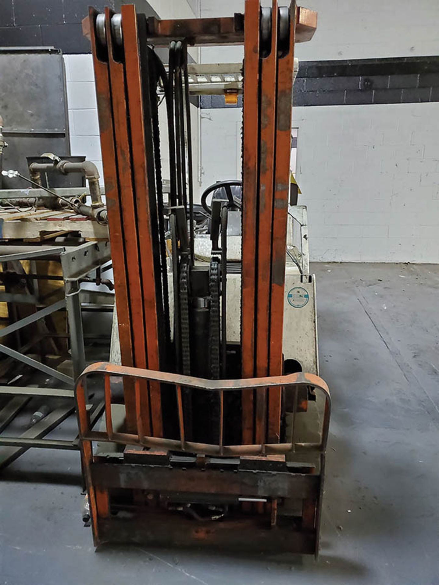 NISSAN 4,700 ELECTRIC FORKLIFT, 36V, SIDESHIFT, 3 STAGE MAST, SOLID TIRES (NEEDS REPAIR) - Image 4 of 6