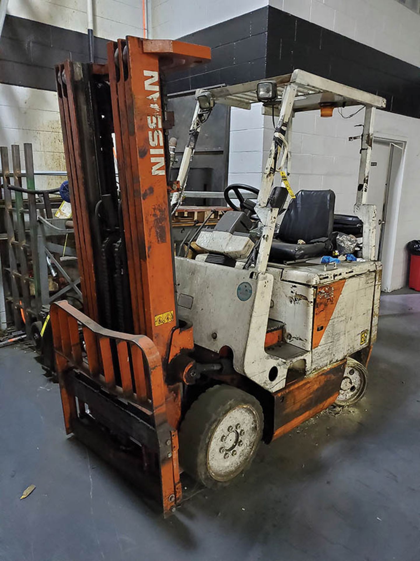 NISSAN 4,700 ELECTRIC FORKLIFT, 36V, SIDESHIFT, 3 STAGE MAST, SOLID TIRES (NEEDS REPAIR) - Image 3 of 6