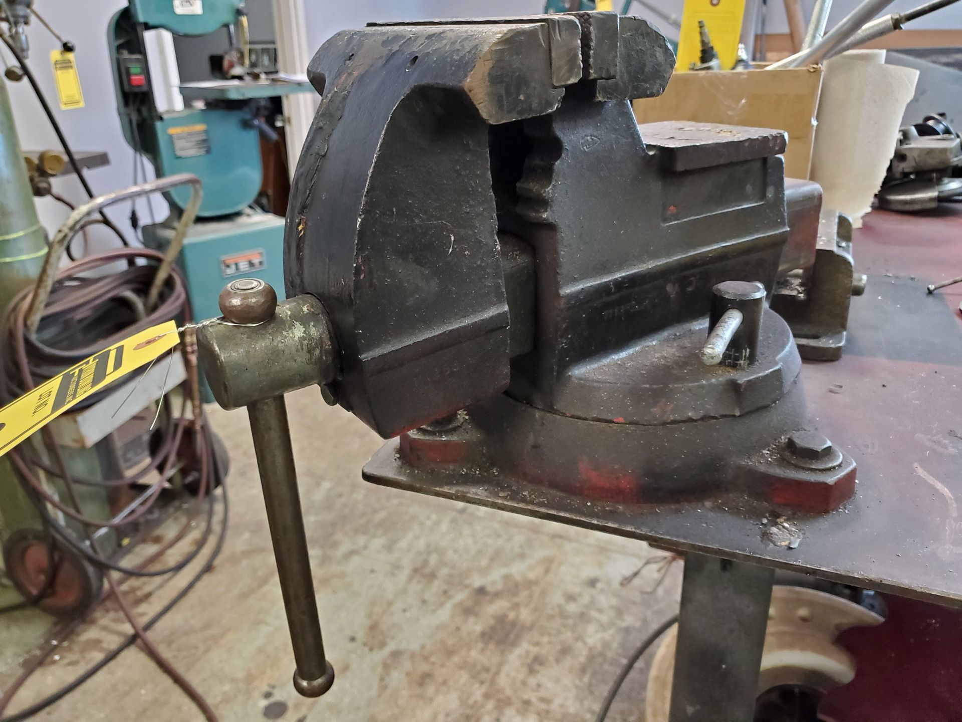 8'' & 6'' ANVIL VISES, SWIVEL BASE (MOUNTED TO TABLE), 6'' MACHINE VISE - Image 5 of 7