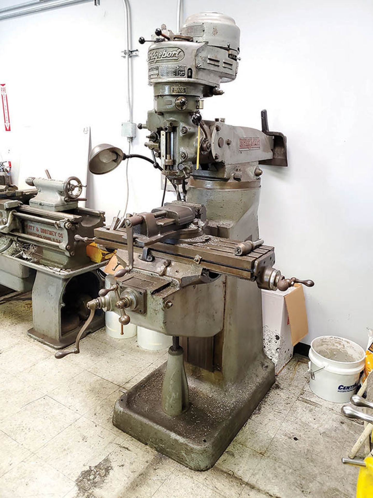 BRIDGEPORT VERTICAL MILLING MACHINE, MODEL: 74847, S/N J-67506, 80-2720 SPINDLE SPEEDS, 1 HP, DRAW - Image 5 of 9