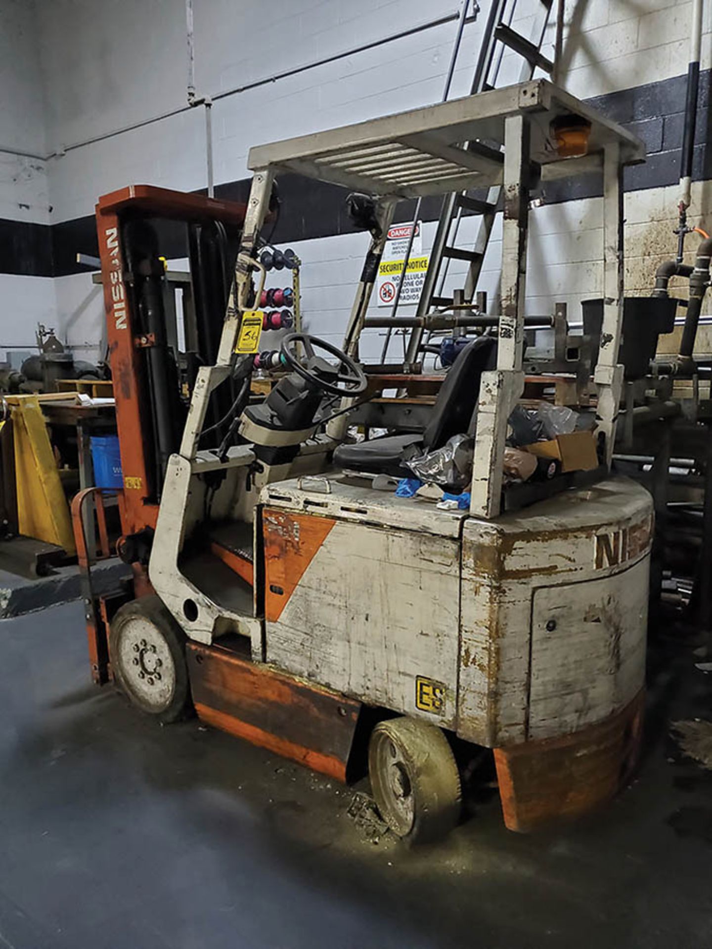 NISSAN 4,700 ELECTRIC FORKLIFT, 36V, SIDESHIFT, 3 STAGE MAST, SOLID TIRES (NEEDS REPAIR) - Image 2 of 6