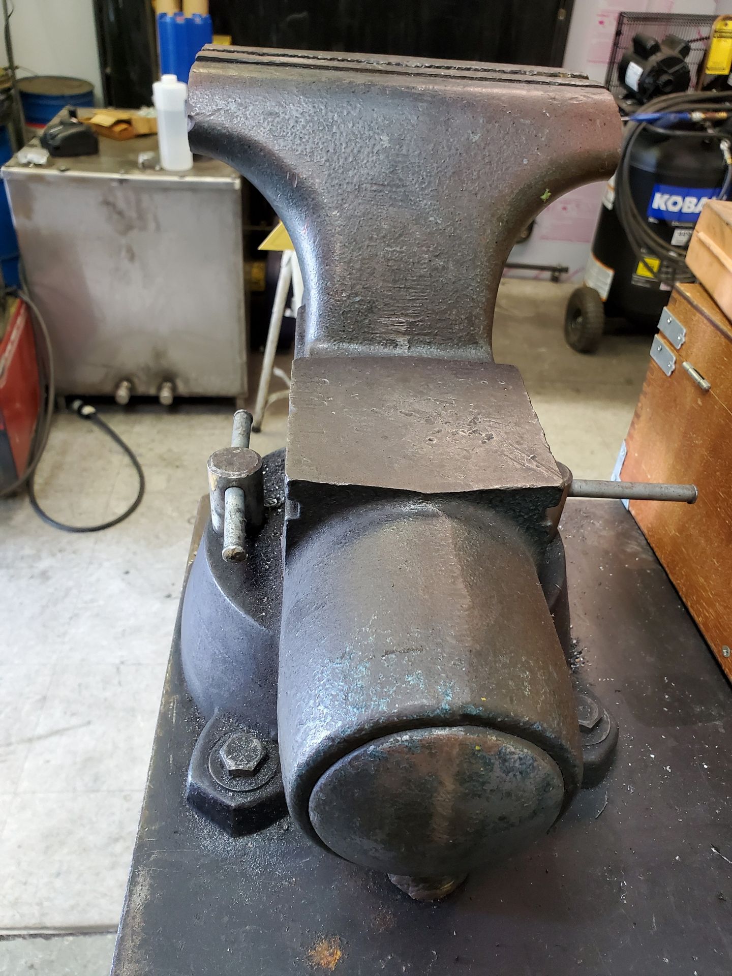 8'' & 6'' ANVIL VISES, SWIVEL BASE (MOUNTED TO TABLE), 6'' MACHINE VISE - Image 3 of 7