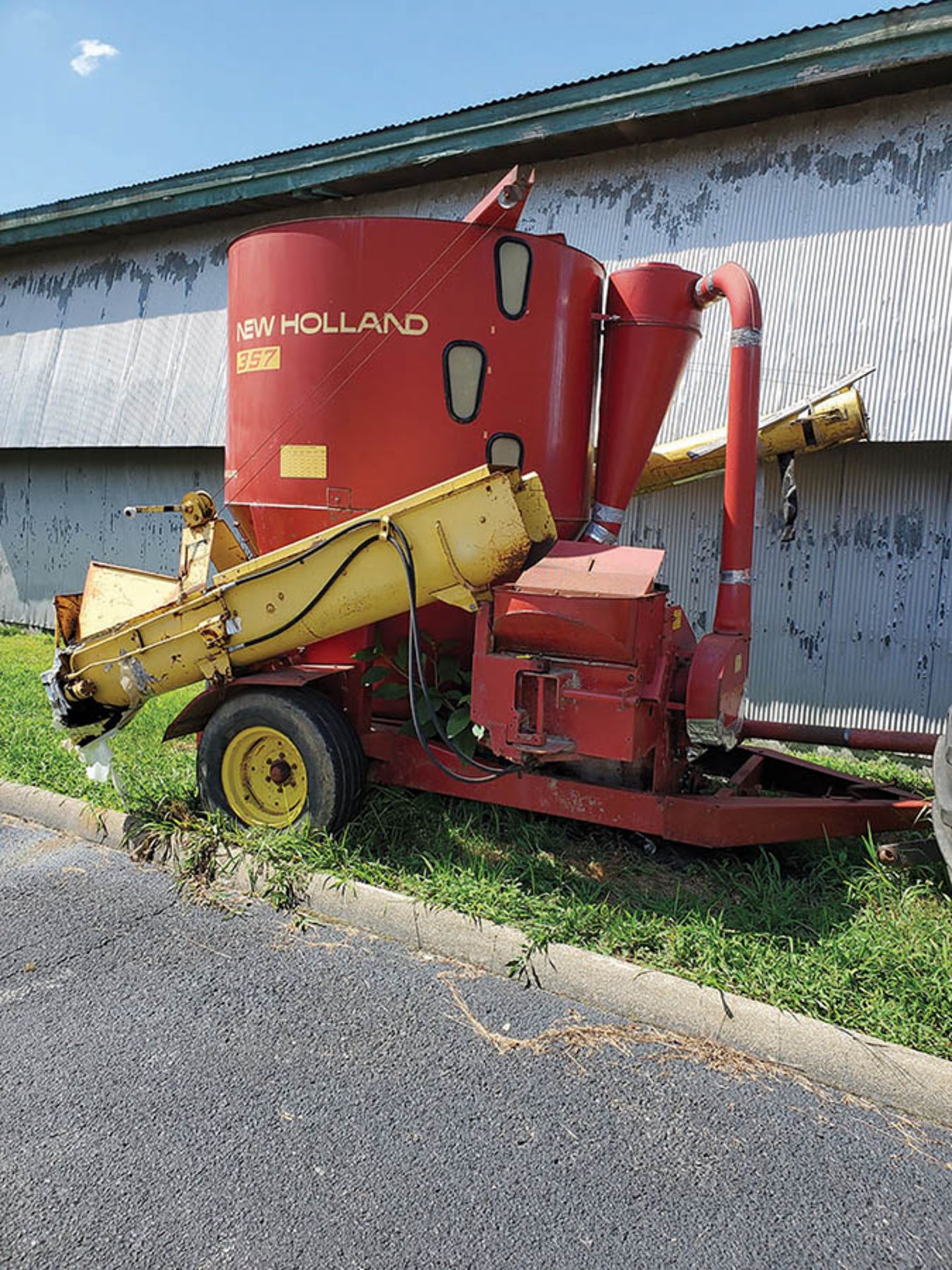 NEW HOLLAND 357 BAT WING AUGER LOADER, 6,700 LB TANK CAPACITY