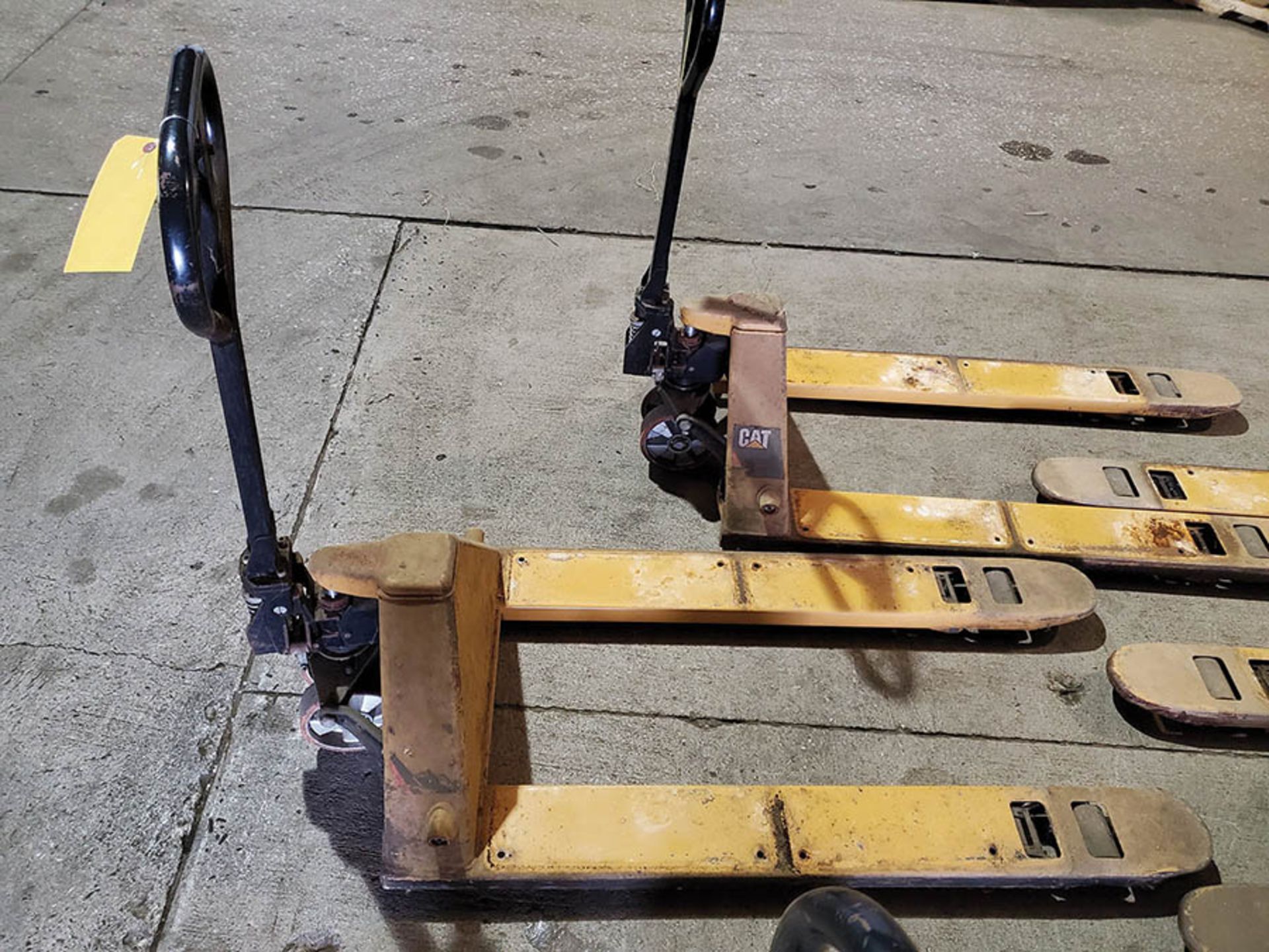 CATERPILLAR 5,500 LB HYDRAULIC PALLET JACK