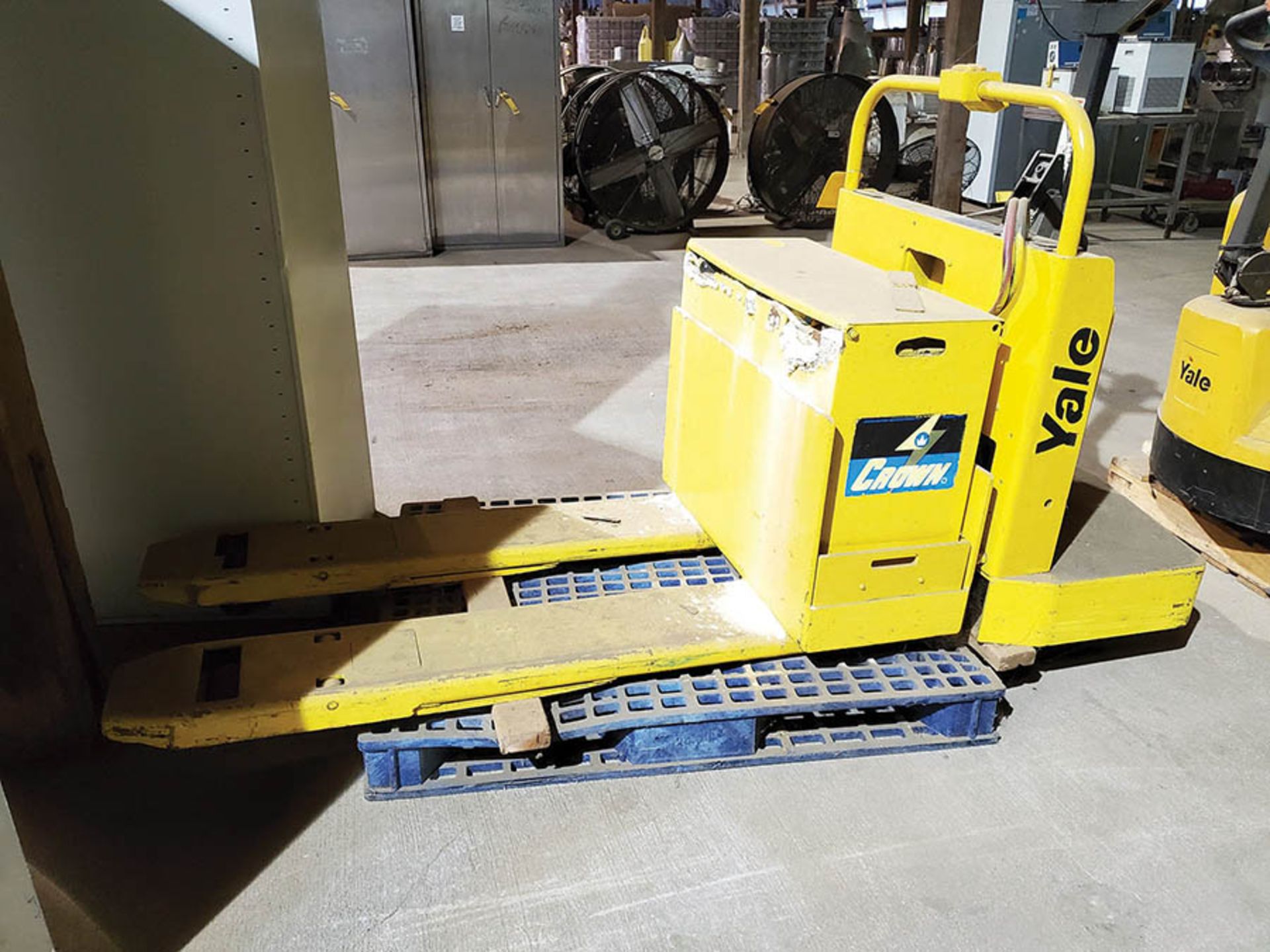 YALE 6,000 LB. WALK/RIDE ELECTRIC PALLET JACK, MODEL MPE060LON24T2748, 24V, 48'' FORKS - Image 4 of 6