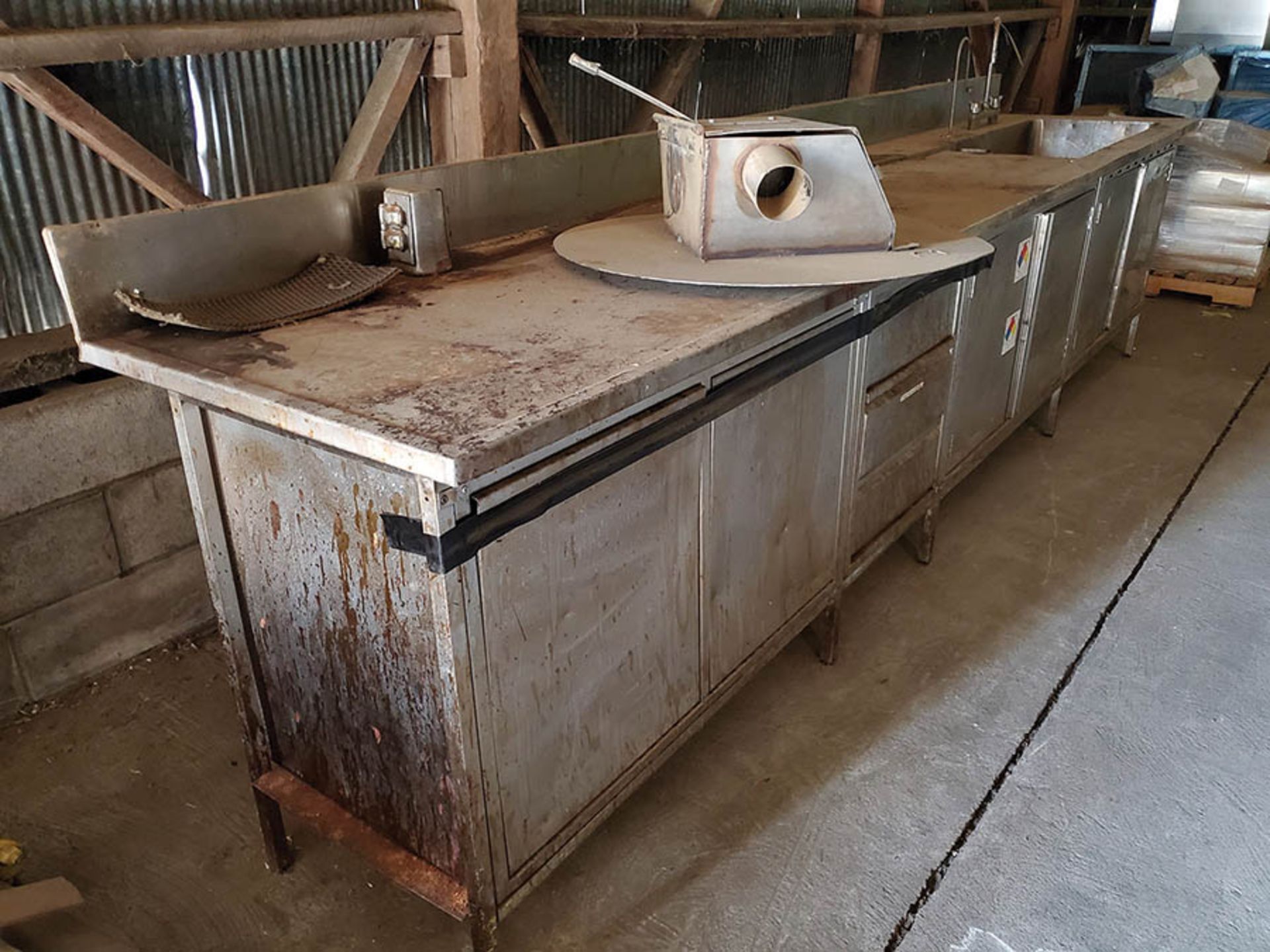 147'' x 30'' STAINLESS STEEL WASH STATION COUNTER, SINGLE BASIN - Image 2 of 6