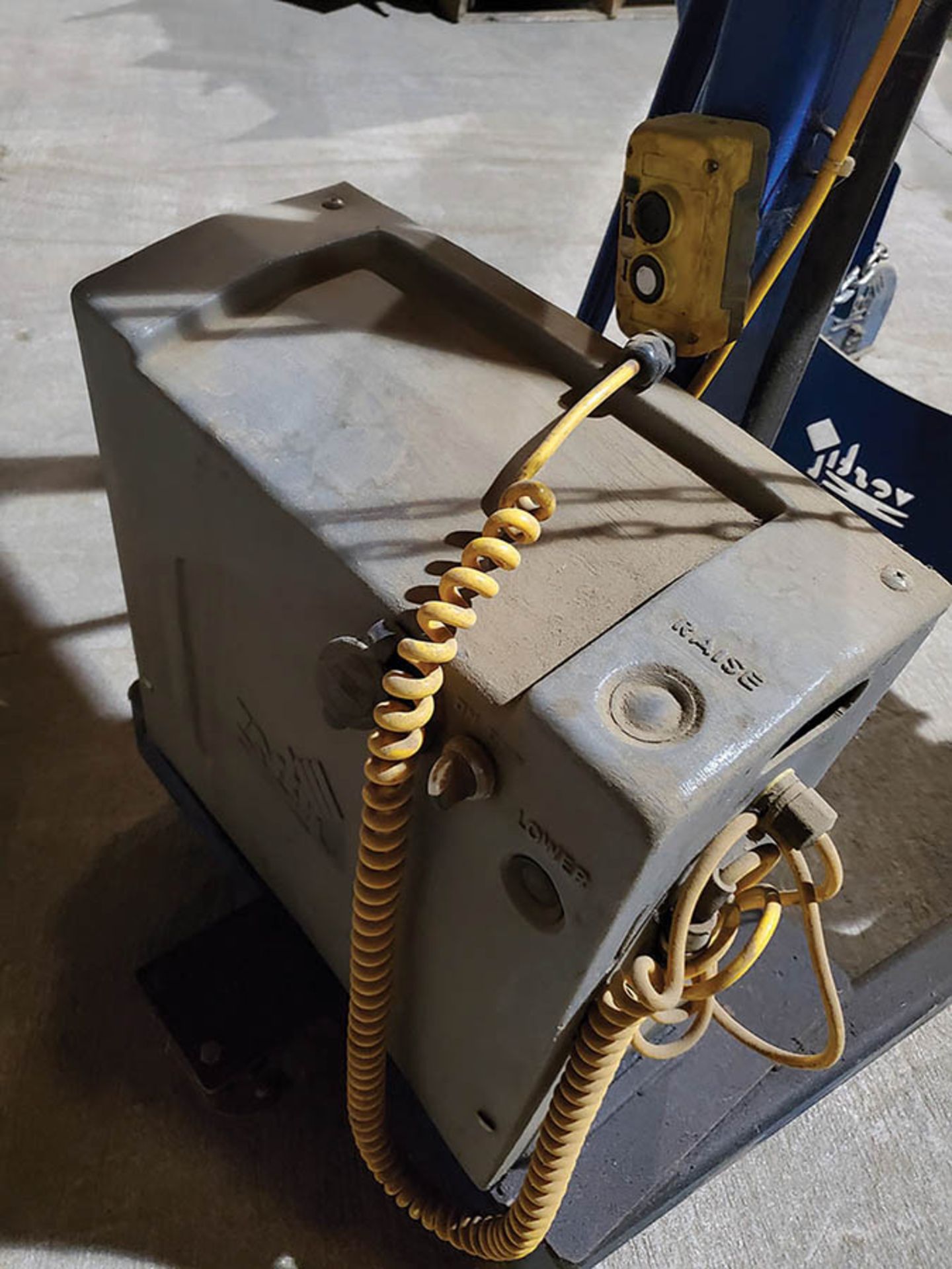 VESTIL PORTABLE ELECTRIC BARREL LIFT DUMP, PENDANT CONTROL, HEIGHT LIMETER SWITCH - Image 6 of 7