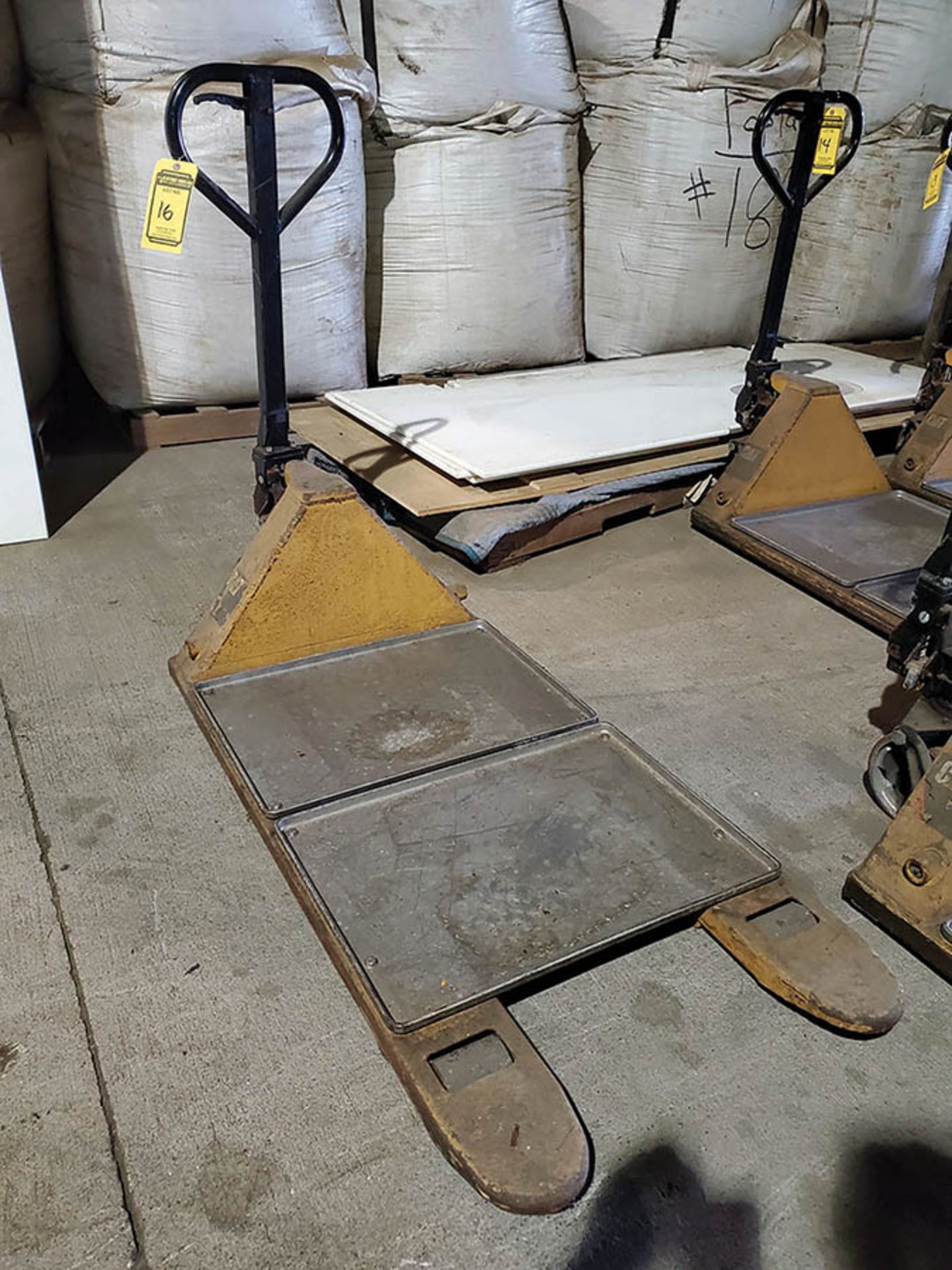 CATERPILLAR 5,500 LB HYDRAULIC PALLET JACK - Image 2 of 5