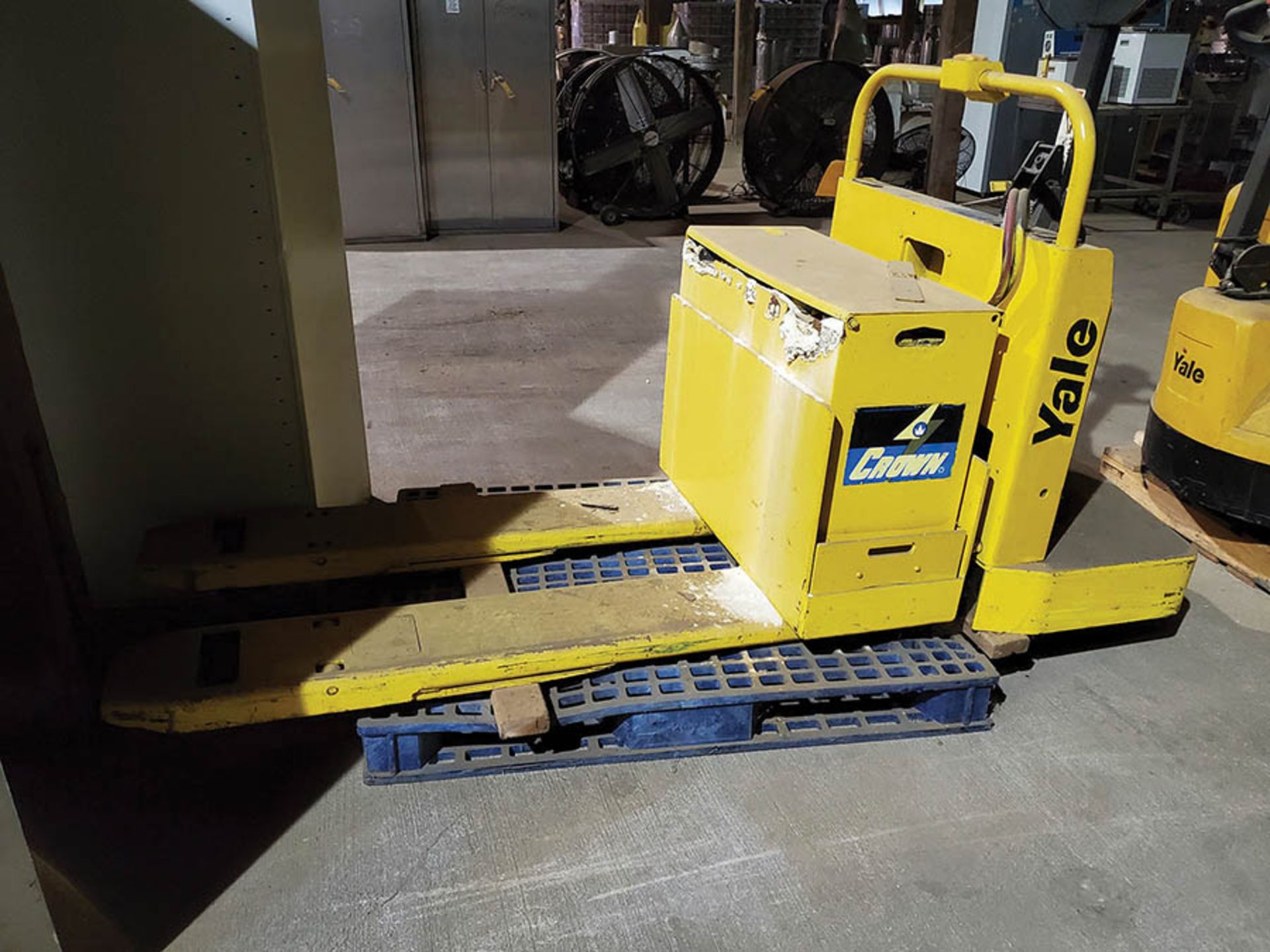 YALE 6,000 LB. WALK/RIDE ELECTRIC PALLET JACK, MODEL MPE060LON24T2748, 24V, 48'' FORKS - Image 3 of 6