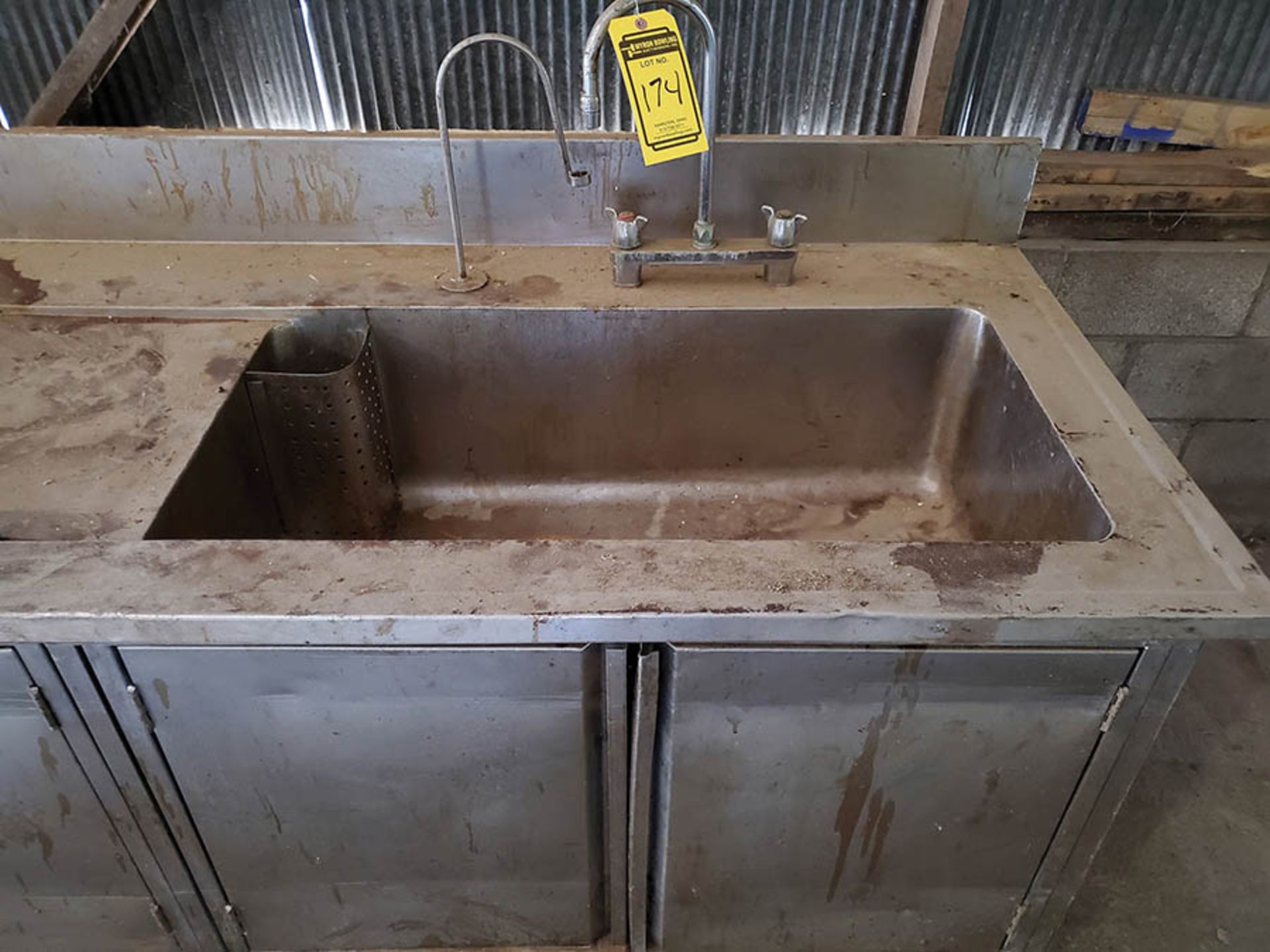 147'' x 30'' STAINLESS STEEL WASH STATION COUNTER, SINGLE BASIN - Image 5 of 6