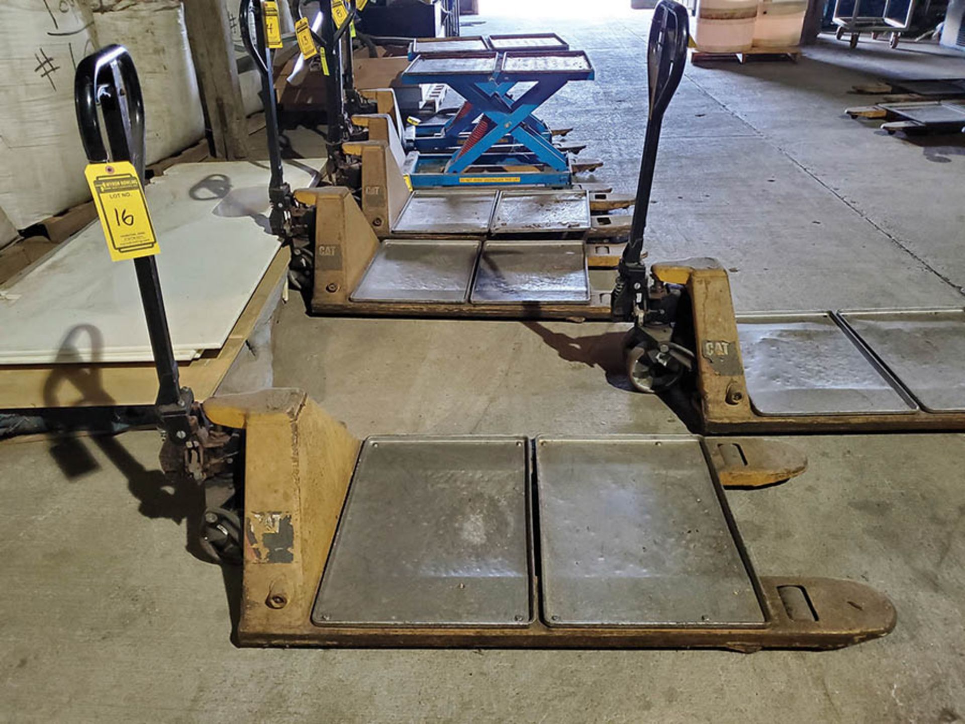 CATERPILLAR 5,500 LB HYDRAULIC PALLET JACK