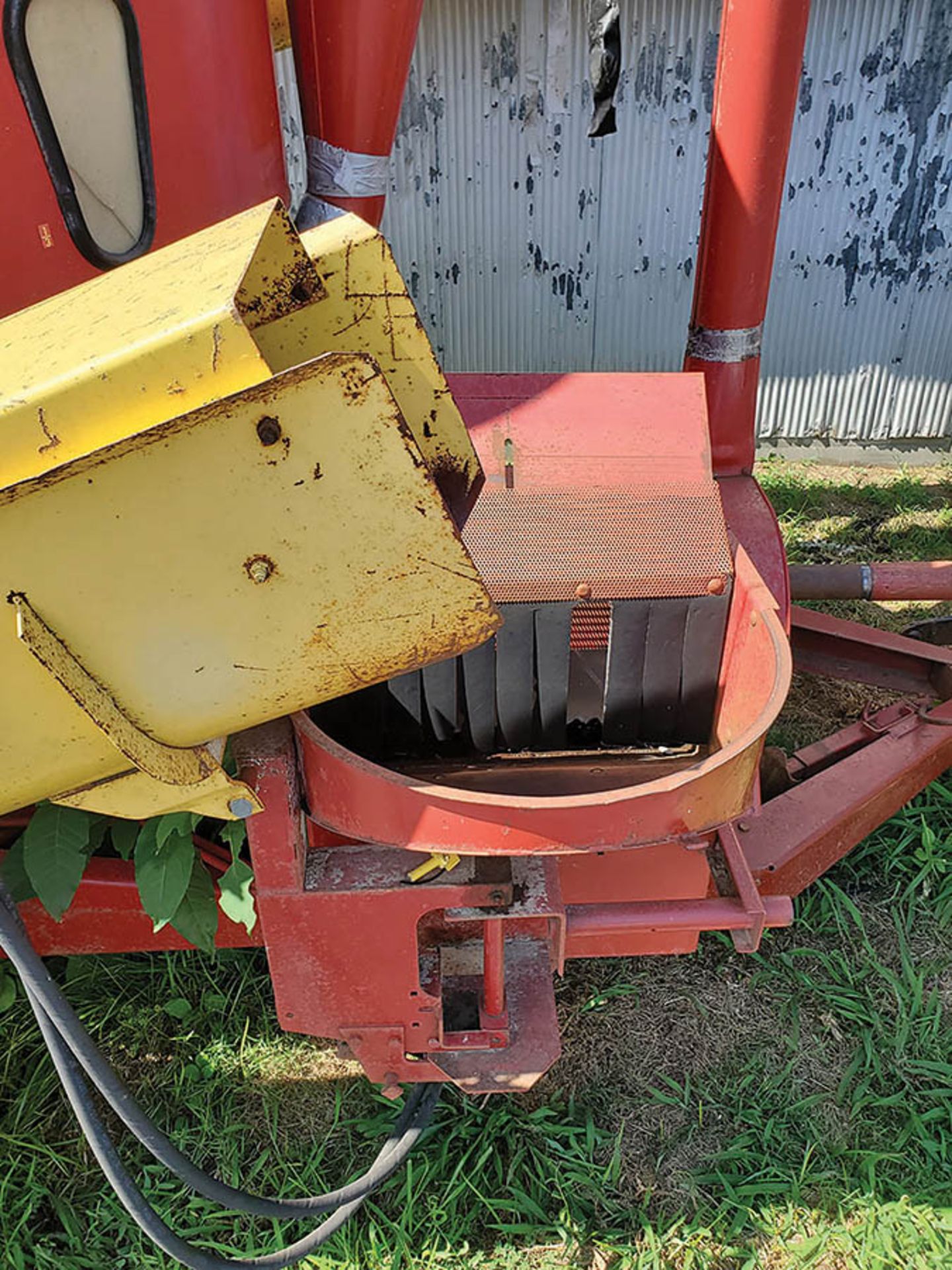 NEW HOLLAND 357 BAT WING AUGER LOADER, 6,700 LB TANK CAPACITY - Image 3 of 7