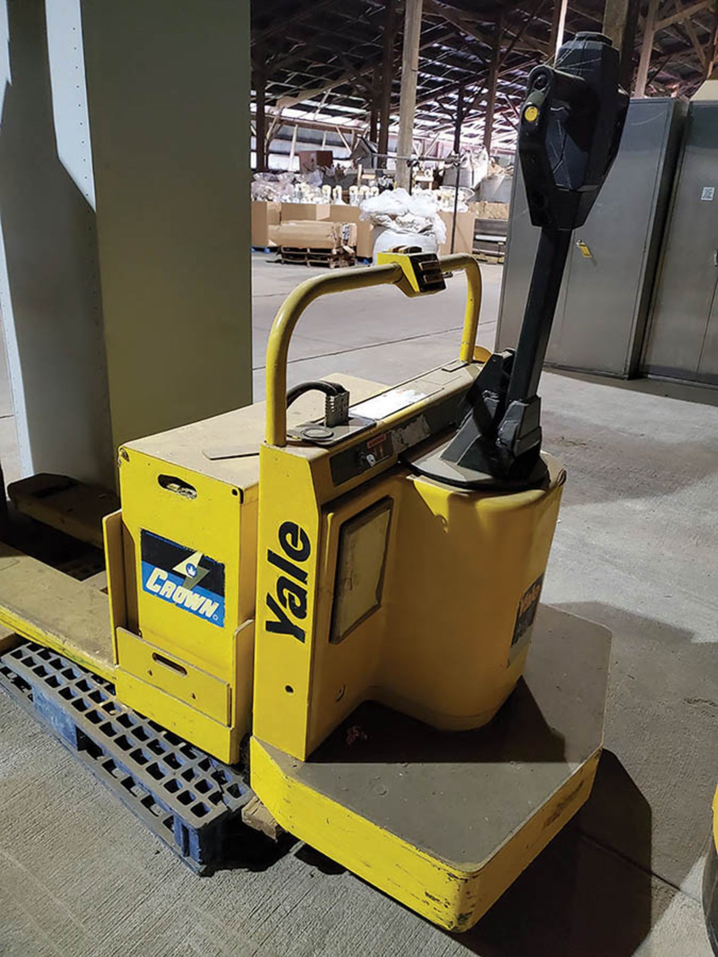 YALE 6,000 LB. WALK/RIDE ELECTRIC PALLET JACK, MODEL MPE060LON24T2748, 24V, 48'' FORKS - Image 5 of 6