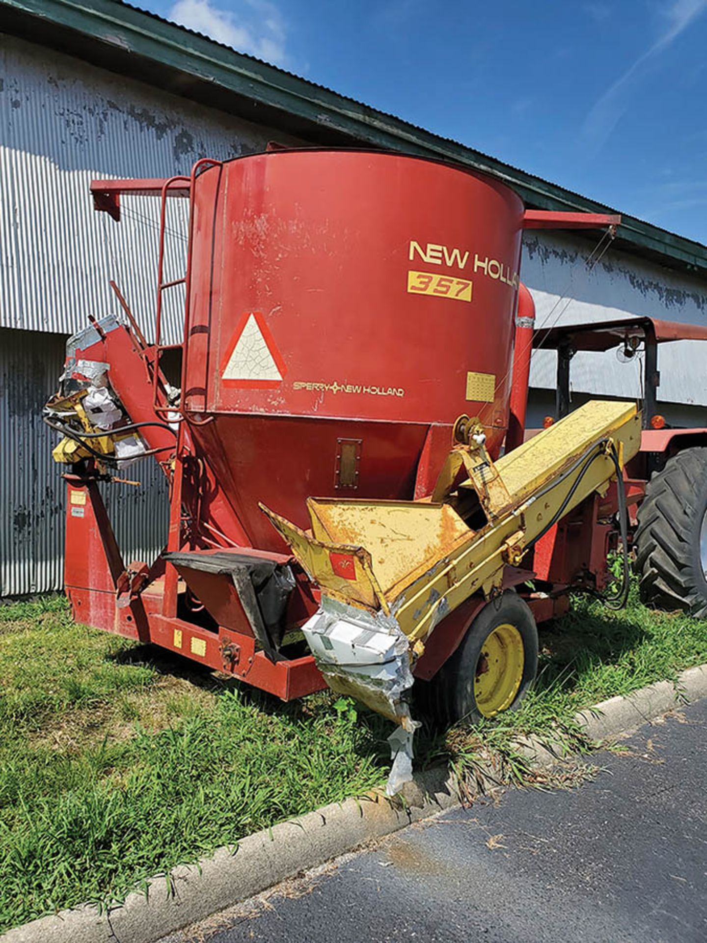 NEW HOLLAND 357 BAT WING AUGER LOADER, 6,700 LB TANK CAPACITY - Image 5 of 7