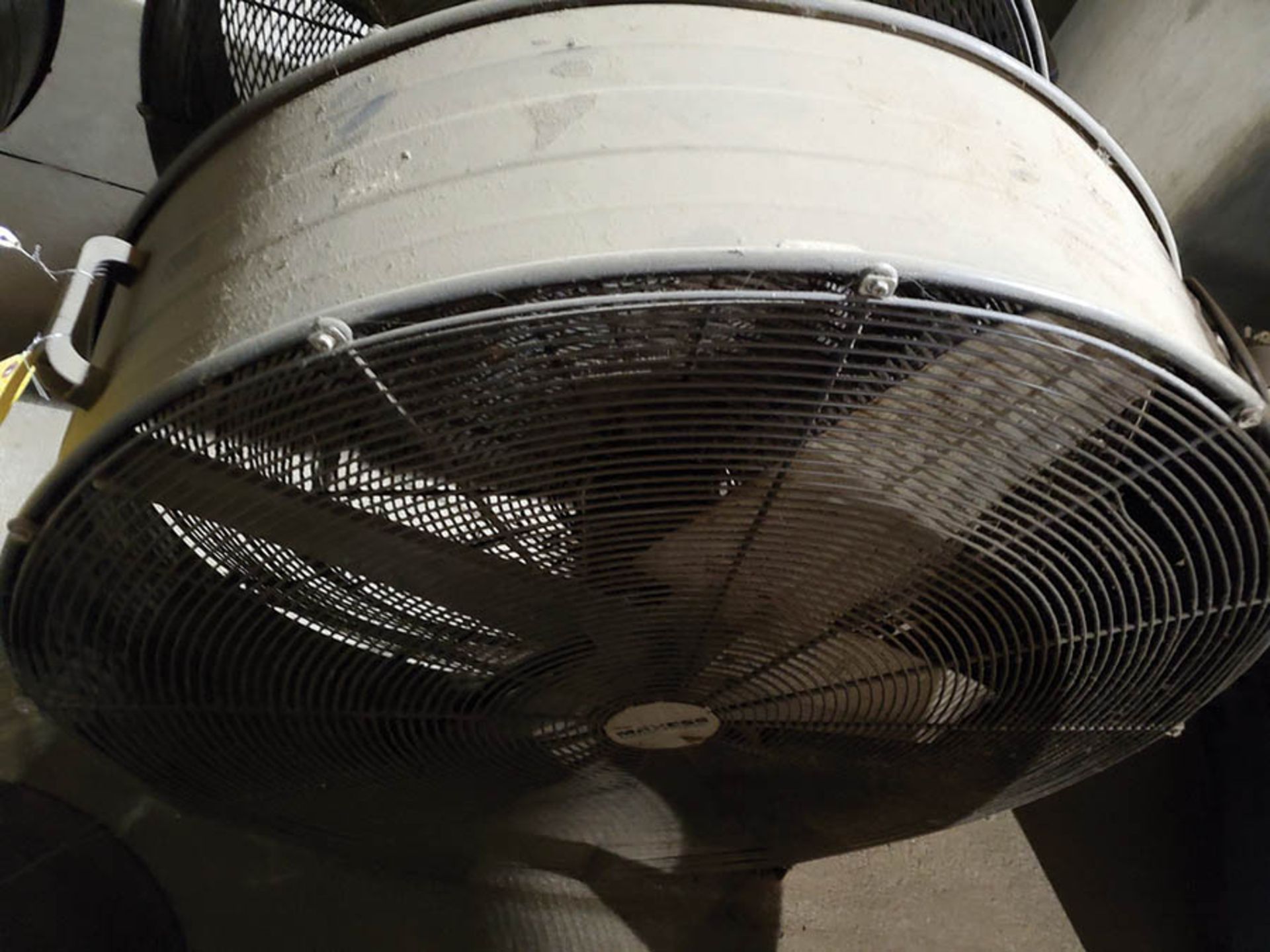 MAXESS 42'' FLOOR BARREL FAN - Image 2 of 2