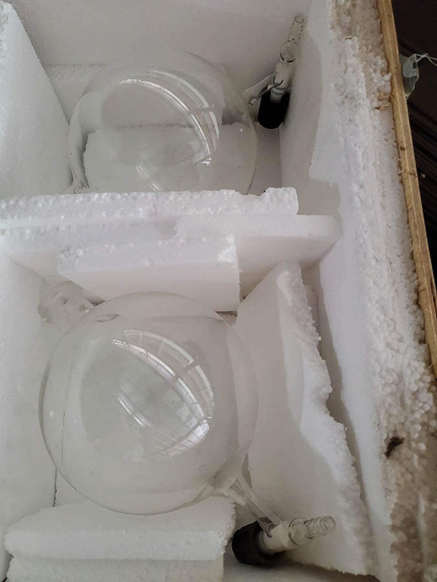 CRATE OF 5 LITER ROTARY GLASS FLASKS & 3 LITER RECEIVING GLASS FLASKS, SPARE PARTS FOR RE-5000AT- - Image 4 of 5