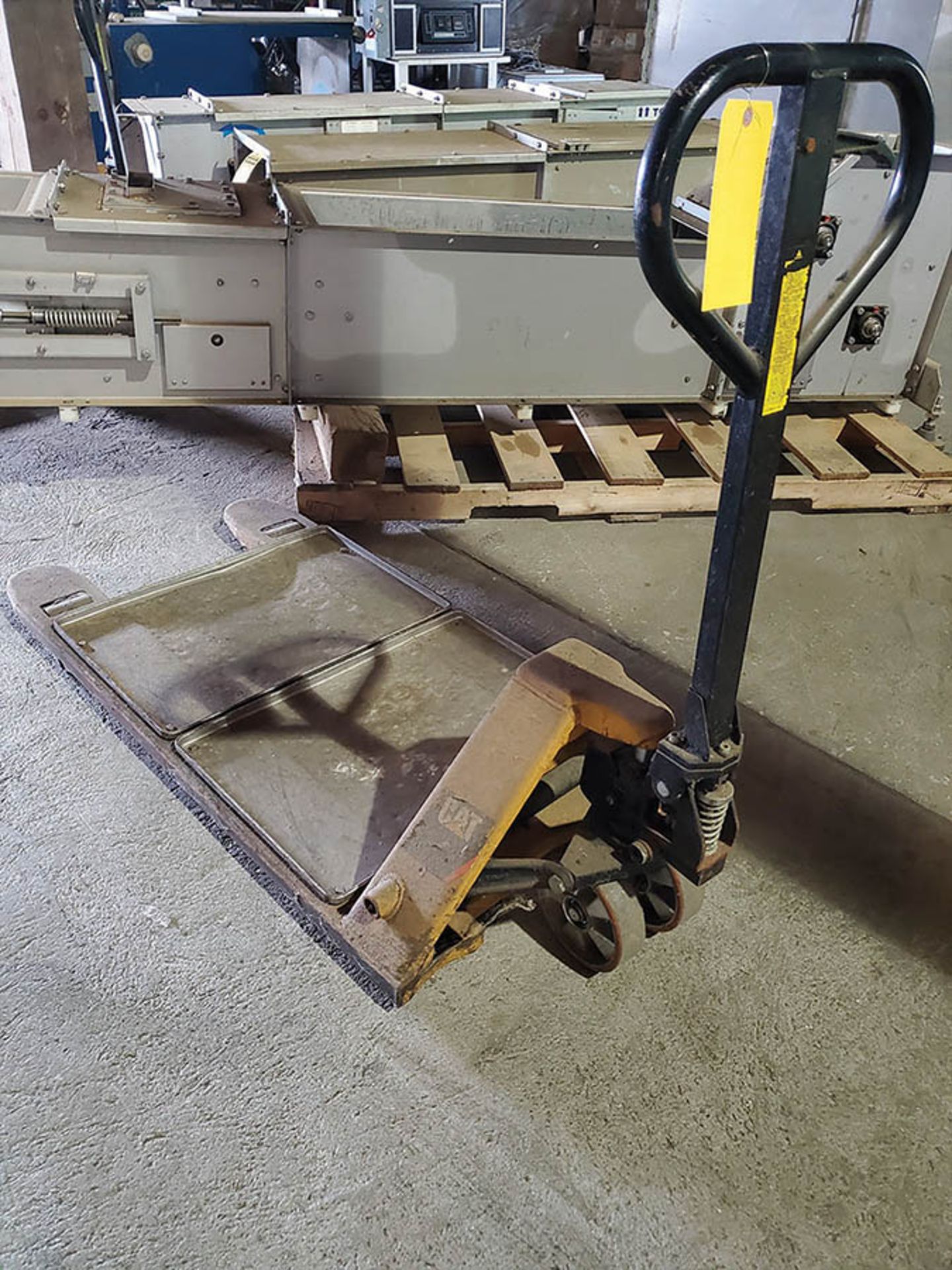 CATERPILLAR 5,500 LB HYDRAULIC PALLET JACK - Image 4 of 5