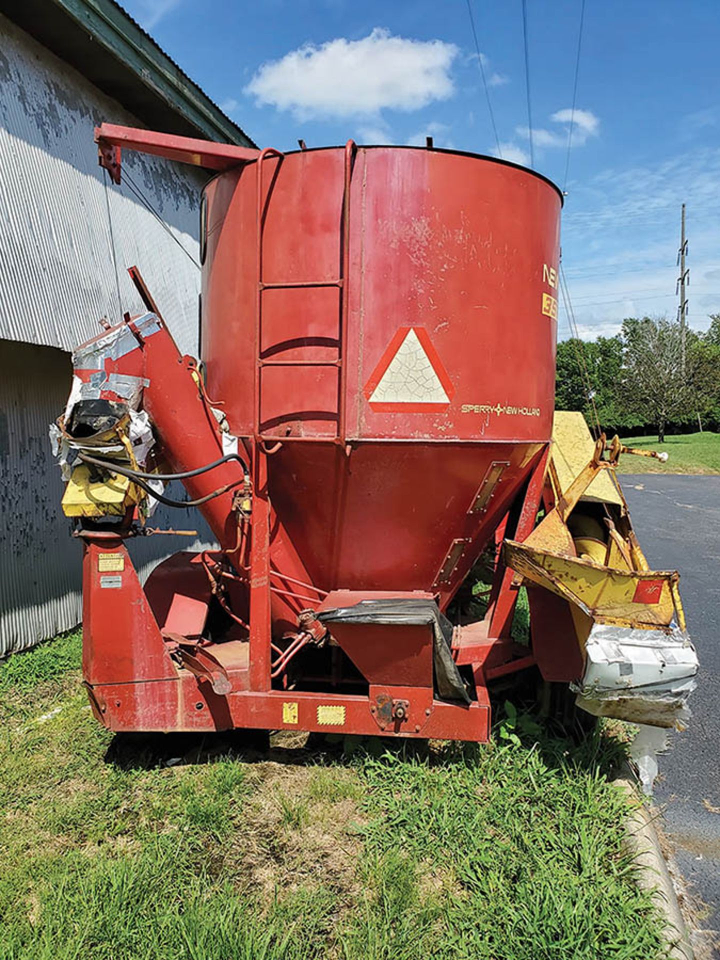 NEW HOLLAND 357 BAT WING AUGER LOADER, 6,700 LB TANK CAPACITY - Image 6 of 7