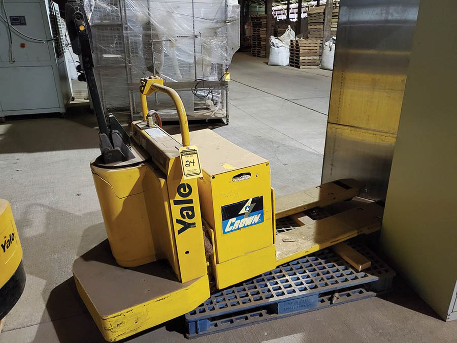 YALE 6,000 LB. WALK/RIDE ELECTRIC PALLET JACK, MODEL MPE060LON24T2748, 24V, 48'' FORKS