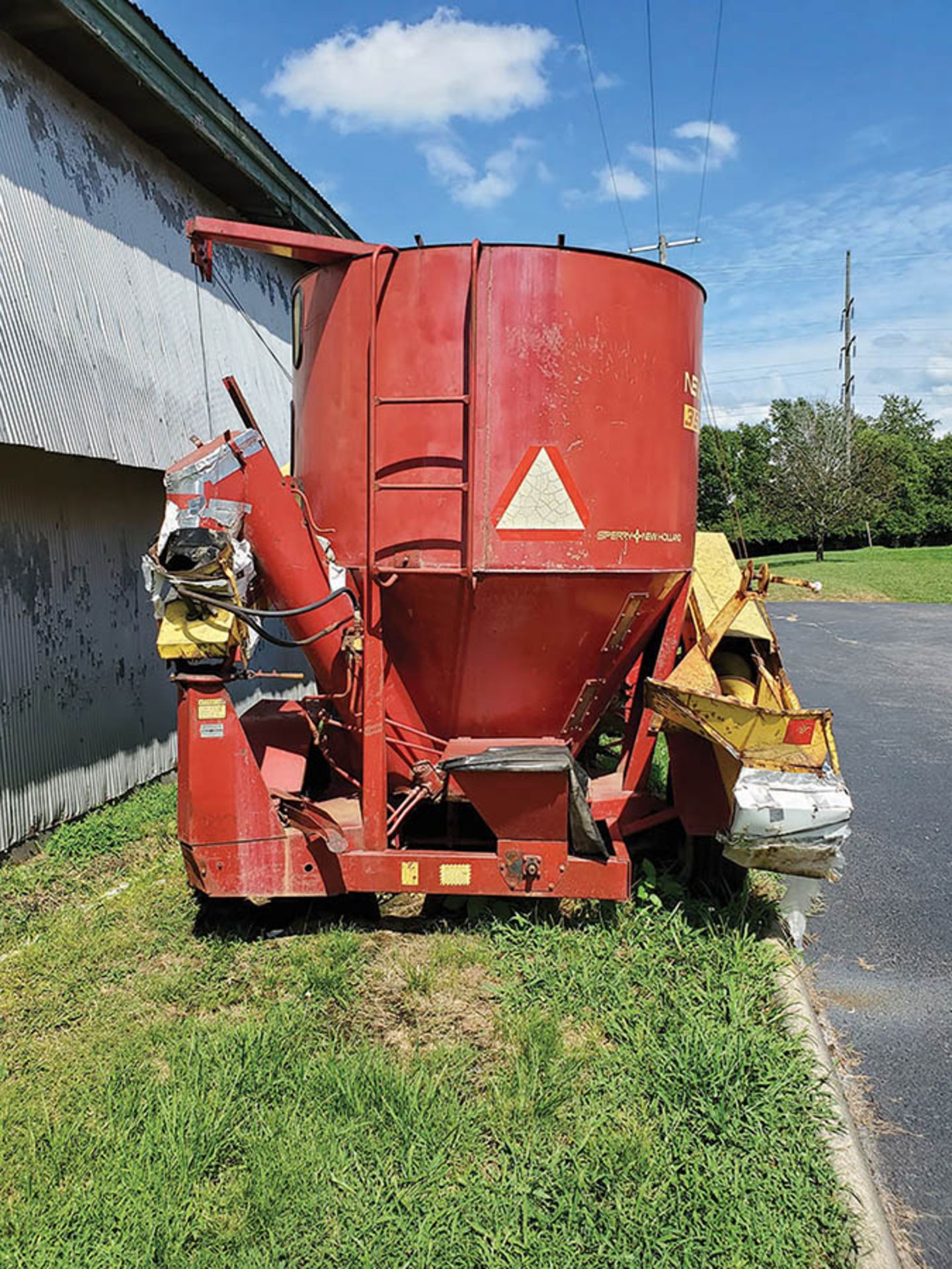 NEW HOLLAND 357 BAT WING AUGER LOADER, 6,700 LB TANK CAPACITY - Image 7 of 7