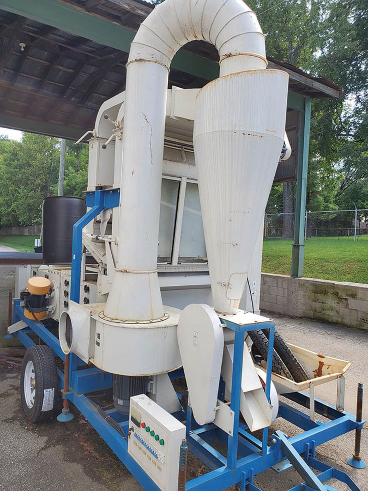 TOWABLE SYNMEC SHAKER SEED CLEANER & GRADER, HEMP STEM/SEED SEPARATOR, 3 STATION, MODEL 5X2F-7-5F, - Image 6 of 11