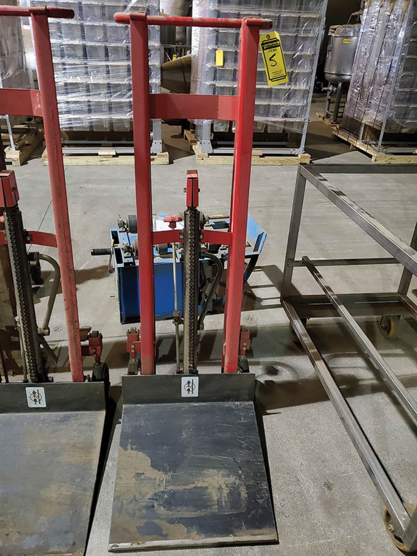 DAYTON 750 LB. HYDRAULIC PLATFORM LIFTER, MODEL 2MPU5 - Image 3 of 5