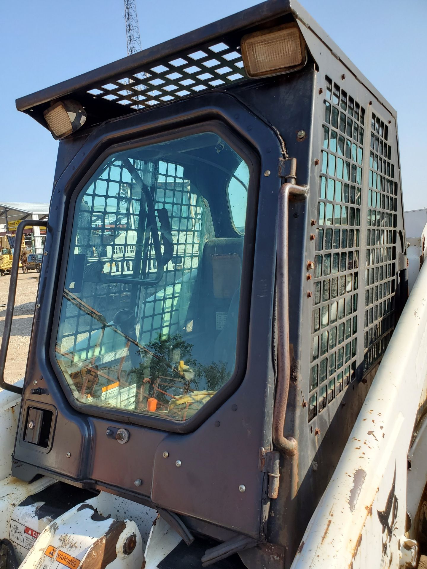 BOBCAT 863 SKID STEER, 5,224 HOURS, TREAD TIRES, FOOT/ JOYSTICK LEVER CONTROL, 2 YARD BUCKET, FORK - Image 9 of 14