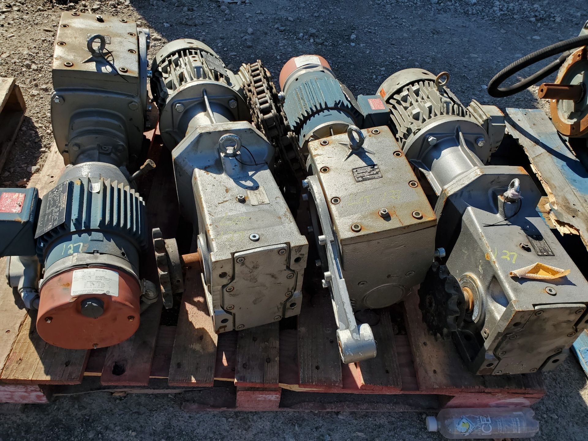 (4) NORD DRIVESYSTEMS 25.39:1 GEAR REDUCERS WITH GE 1 HP ELECTRIC MOTORS - Image 3 of 9
