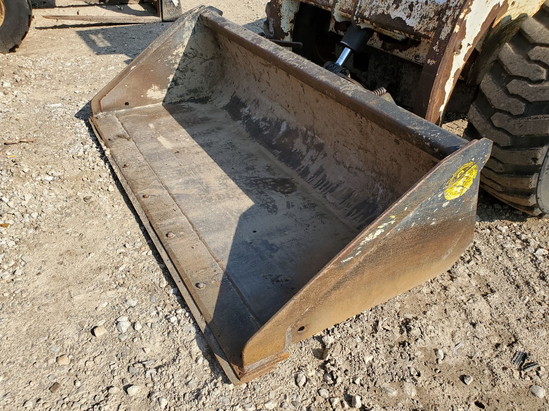 BOBCAT 863 SKID STEER, 5,224 HOURS, TREAD TIRES, FOOT/ JOYSTICK LEVER CONTROL, 2 YARD BUCKET, FORK - Image 12 of 14