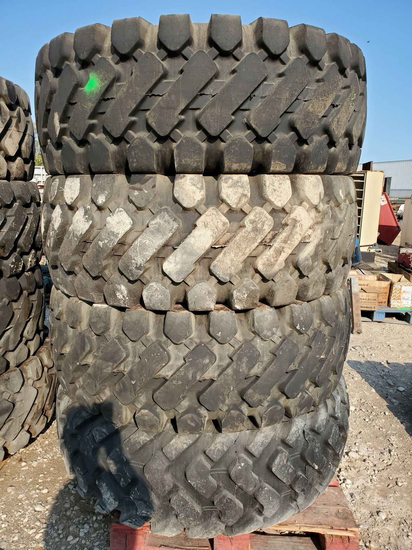 (4) PERFORMAX 20.5-25 FRONT END LOADER TIRES (GOOD CONDITION, USED) - Image 2 of 7