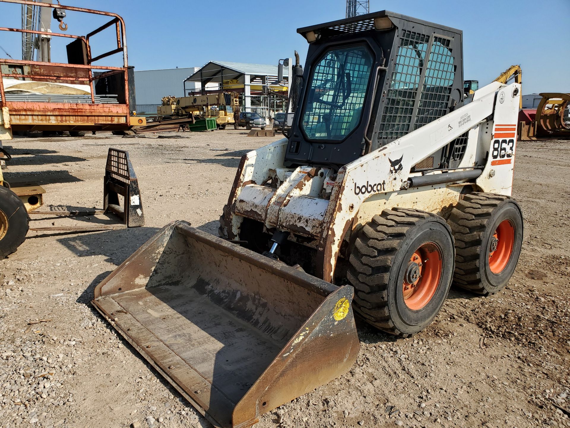 BOBCAT 863 SKID STEER, 5,224 HOURS, TREAD TIRES, FOOT/ JOYSTICK LEVER CONTROL, 2 YARD BUCKET, FORK - Image 2 of 14