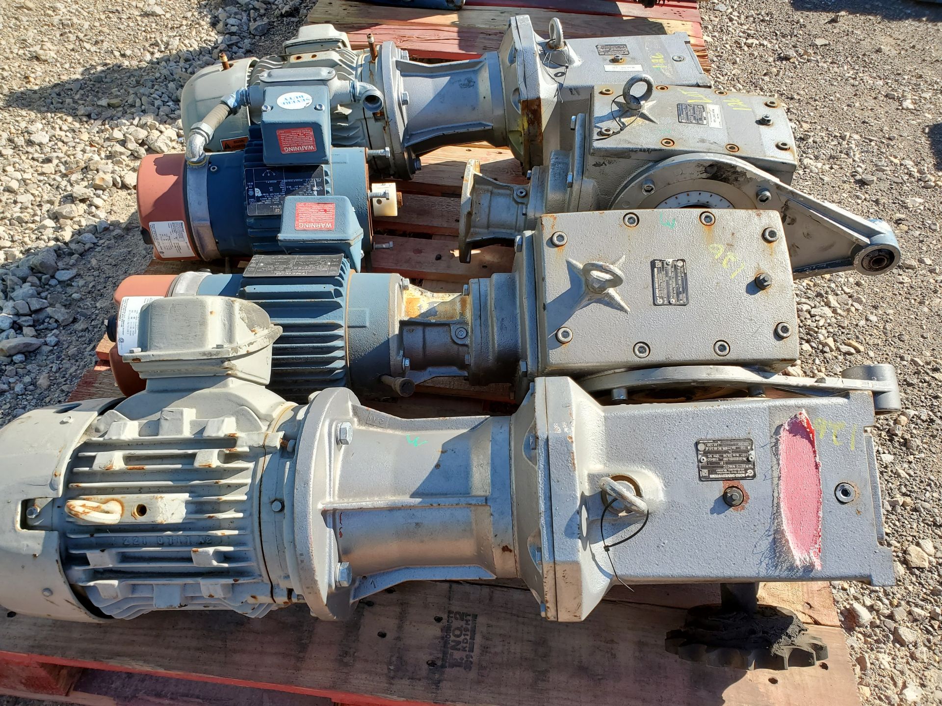 (4) NORD DRIVESYSTEMS 25.39:1 GEAR REDUCERS WITH GE 1 HP ELECTRIC MOTORS - Image 3 of 8