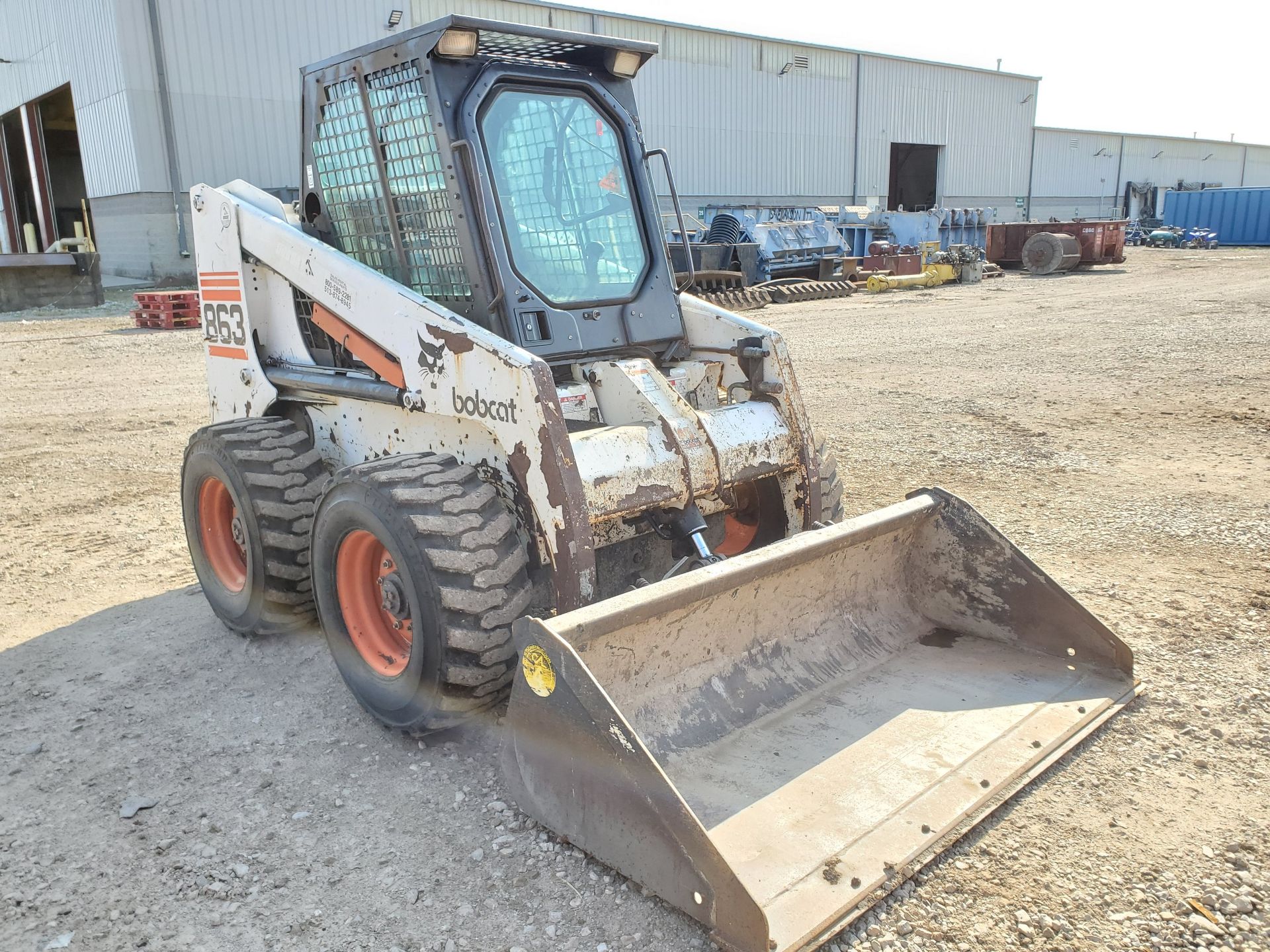 BOBCAT 863 SKID STEER, 5,224 HOURS, TREAD TIRES, FOOT/ JOYSTICK LEVER CONTROL, 2 YARD BUCKET, FORK - Image 5 of 14