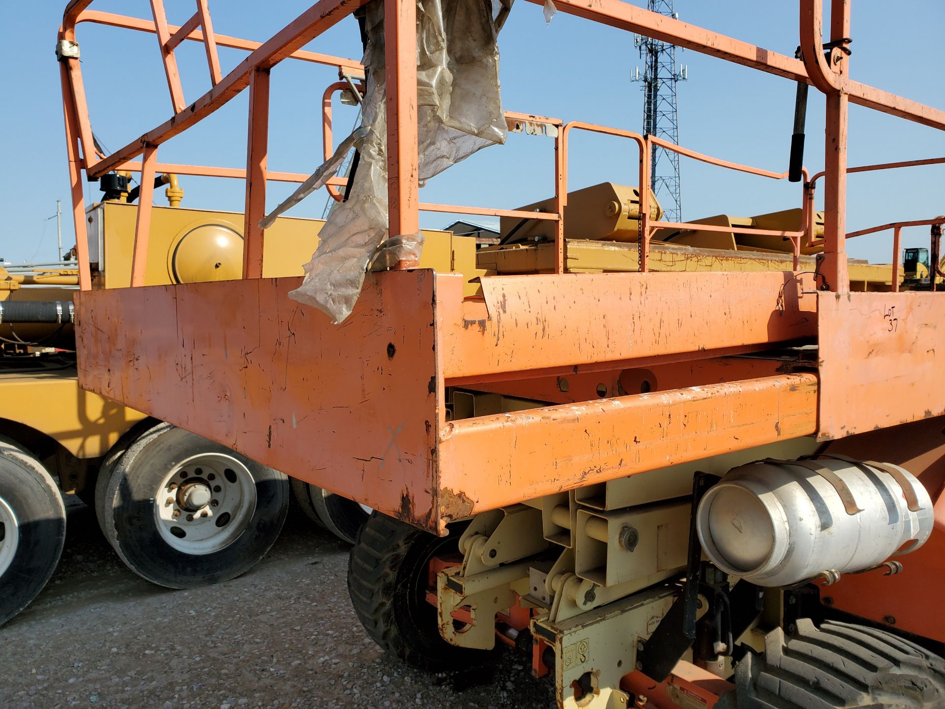 JLG 3394RT ALL-TERRAIN SCISSOR LIFT, 33' LIFT HEIGHT, 1,500 LB CAPACITY PLATFORM 6 MAN CAPACITY, - Image 3 of 13