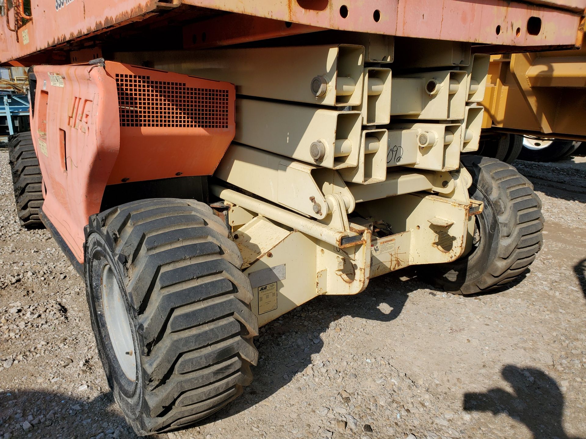 JLG 3394RT ALL-TERRAIN SCISSOR LIFT, 33' LIFT HEIGHT, 1,500 LB CAPACITY PLATFORM 6 MAN CAPACITY, - Image 6 of 13