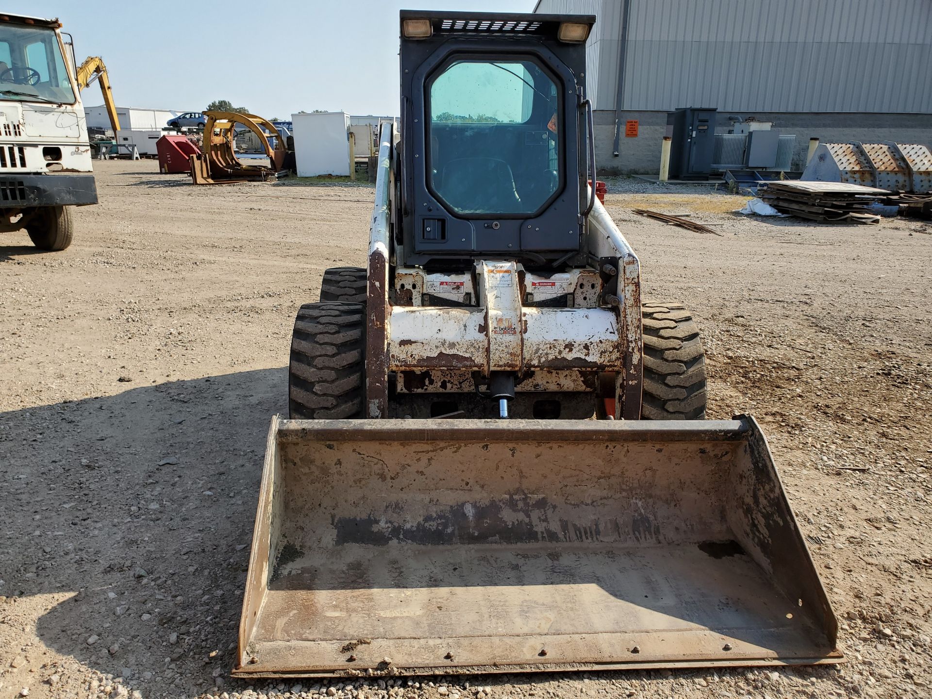 BOBCAT 863 SKID STEER, 5,224 HOURS, TREAD TIRES, FOOT/ JOYSTICK LEVER CONTROL, 2 YARD BUCKET, FORK - Image 4 of 14