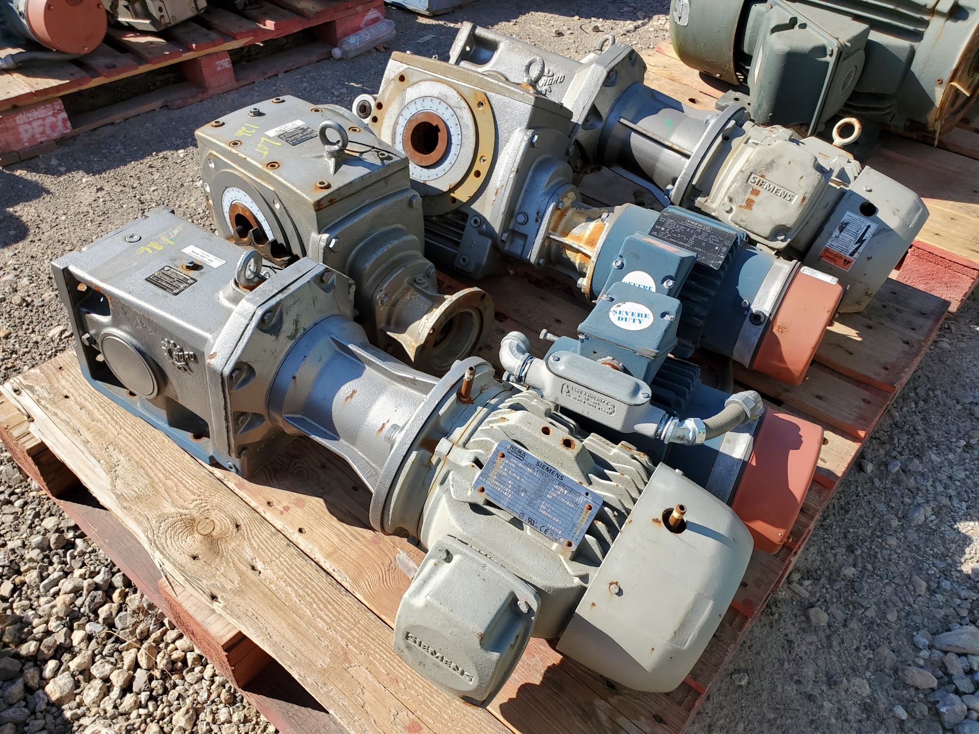 (4) NORD DRIVESYSTEMS 25.39:1 GEAR REDUCERS WITH GE 1 HP ELECTRIC MOTORS - Image 7 of 8