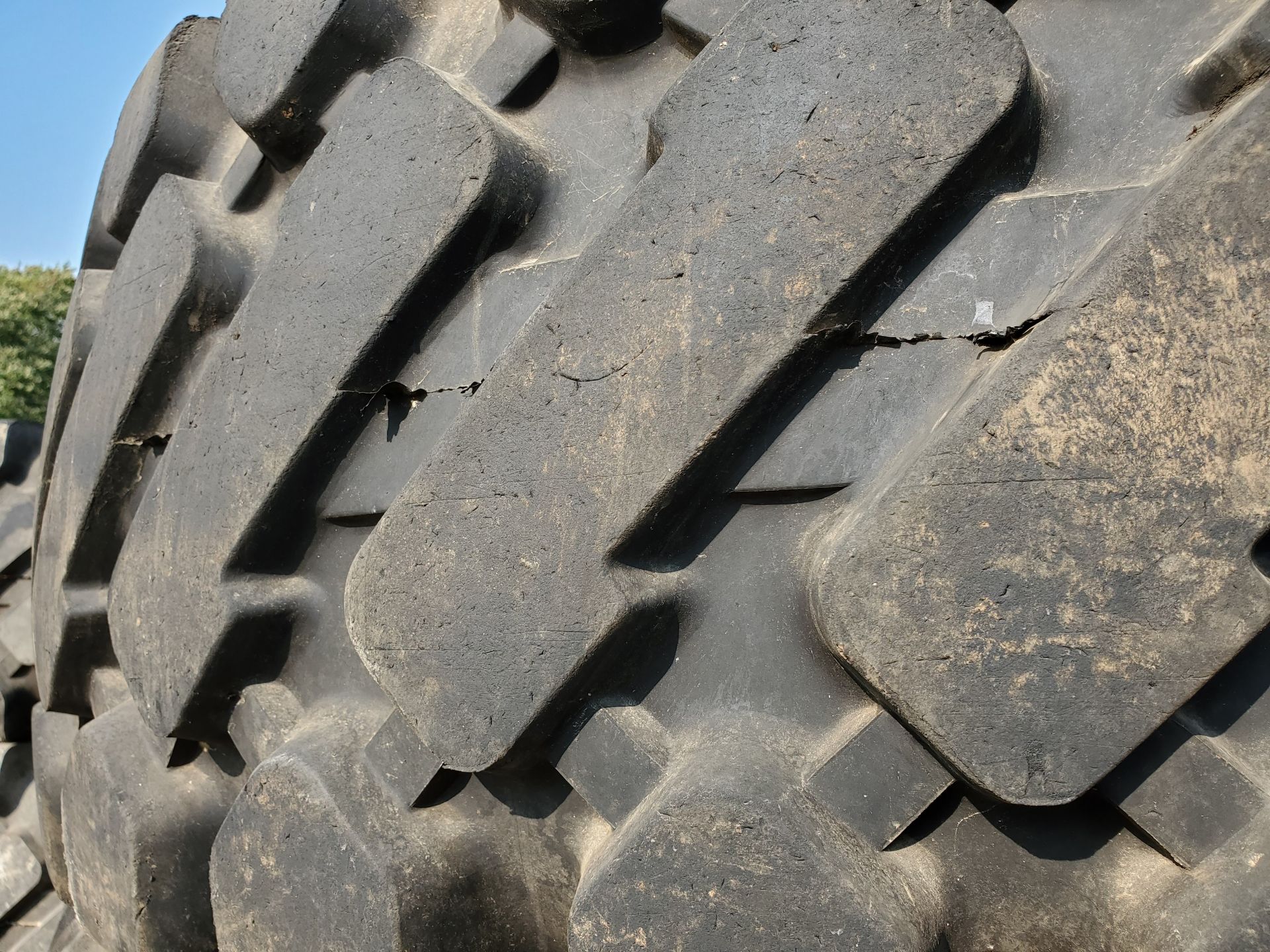 (4) PERFORMAX 20.5-25 FRONT END LOADER TIRES (GOOD CONDITION, USED) - Image 3 of 7