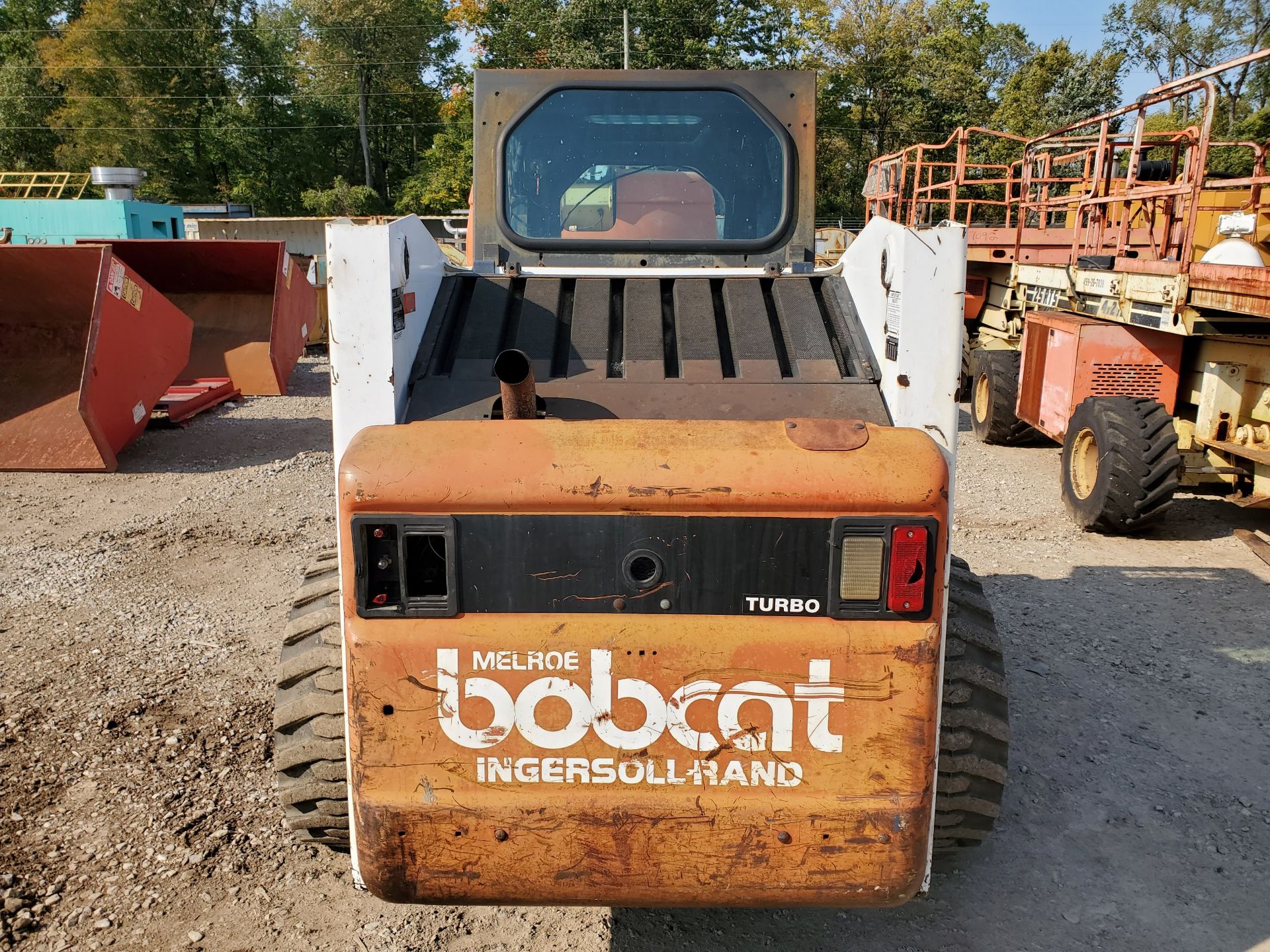 BOBCAT 863 SKID STEER, 5,224 HOURS, TREAD TIRES, FOOT/ JOYSTICK LEVER CONTROL, 2 YARD BUCKET, FORK - Image 8 of 14