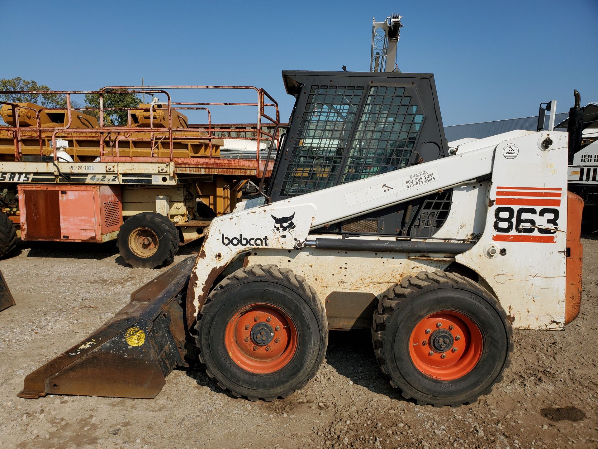 BOBCAT 863 SKID STEER, 5,224 HOURS, TREAD TIRES, FOOT/ JOYSTICK LEVER CONTROL, 2 YARD BUCKET, FORK