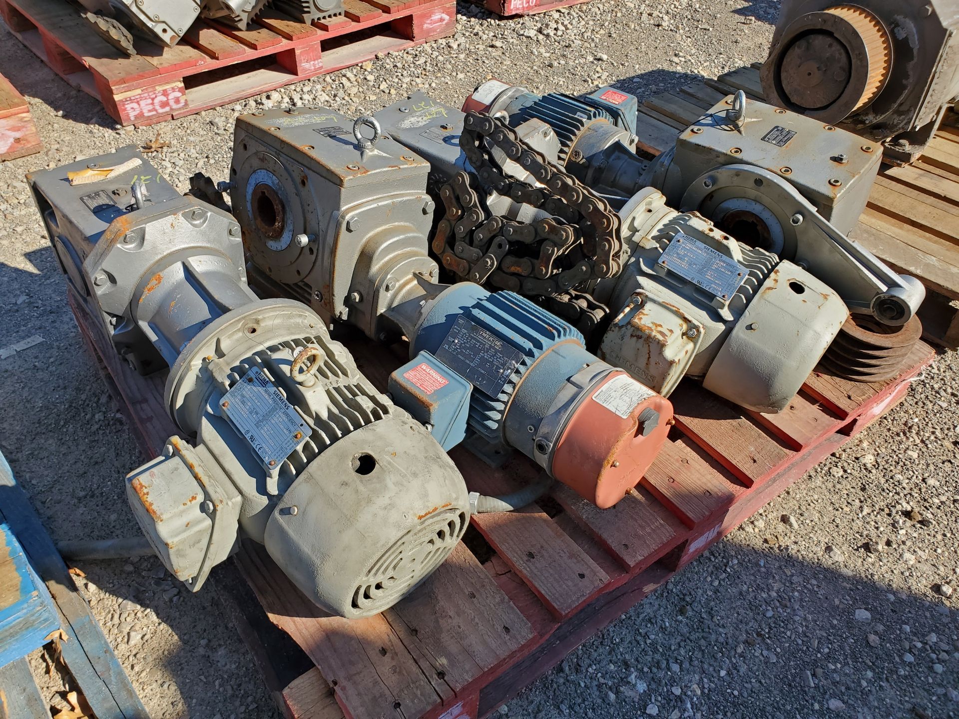 (4) NORD DRIVESYSTEMS 25.39:1 GEAR REDUCERS WITH GE 1 HP ELECTRIC MOTORS - Image 8 of 9