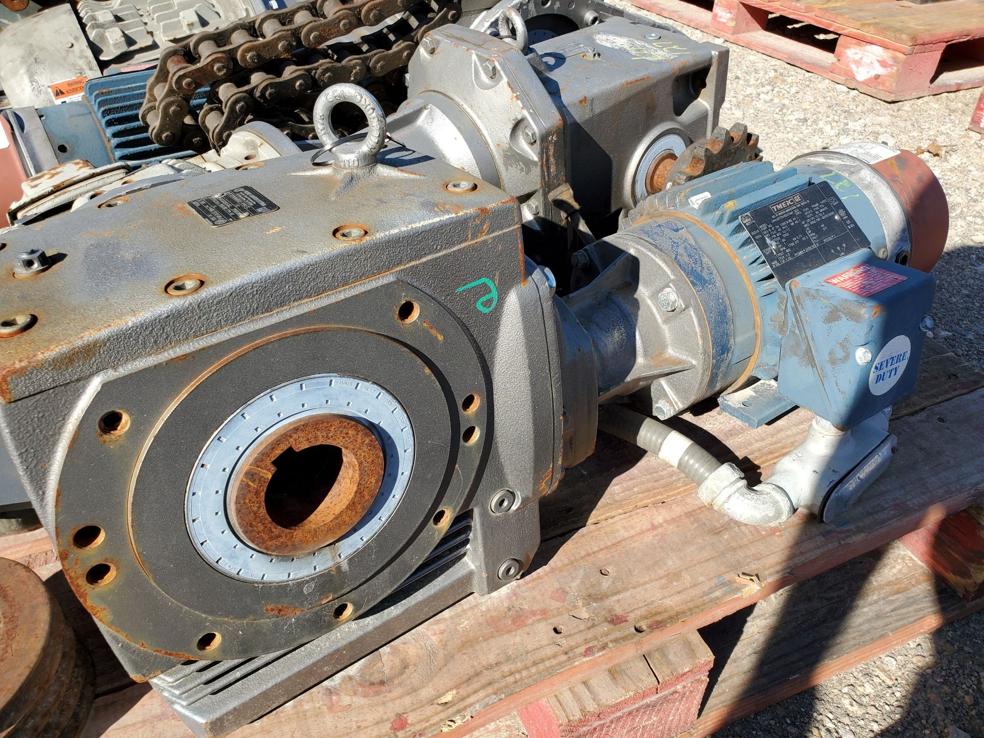 (4) NORD DRIVESYSTEMS 25.39:1 GEAR REDUCERS WITH GE 1 HP ELECTRIC MOTORS - Image 5 of 9