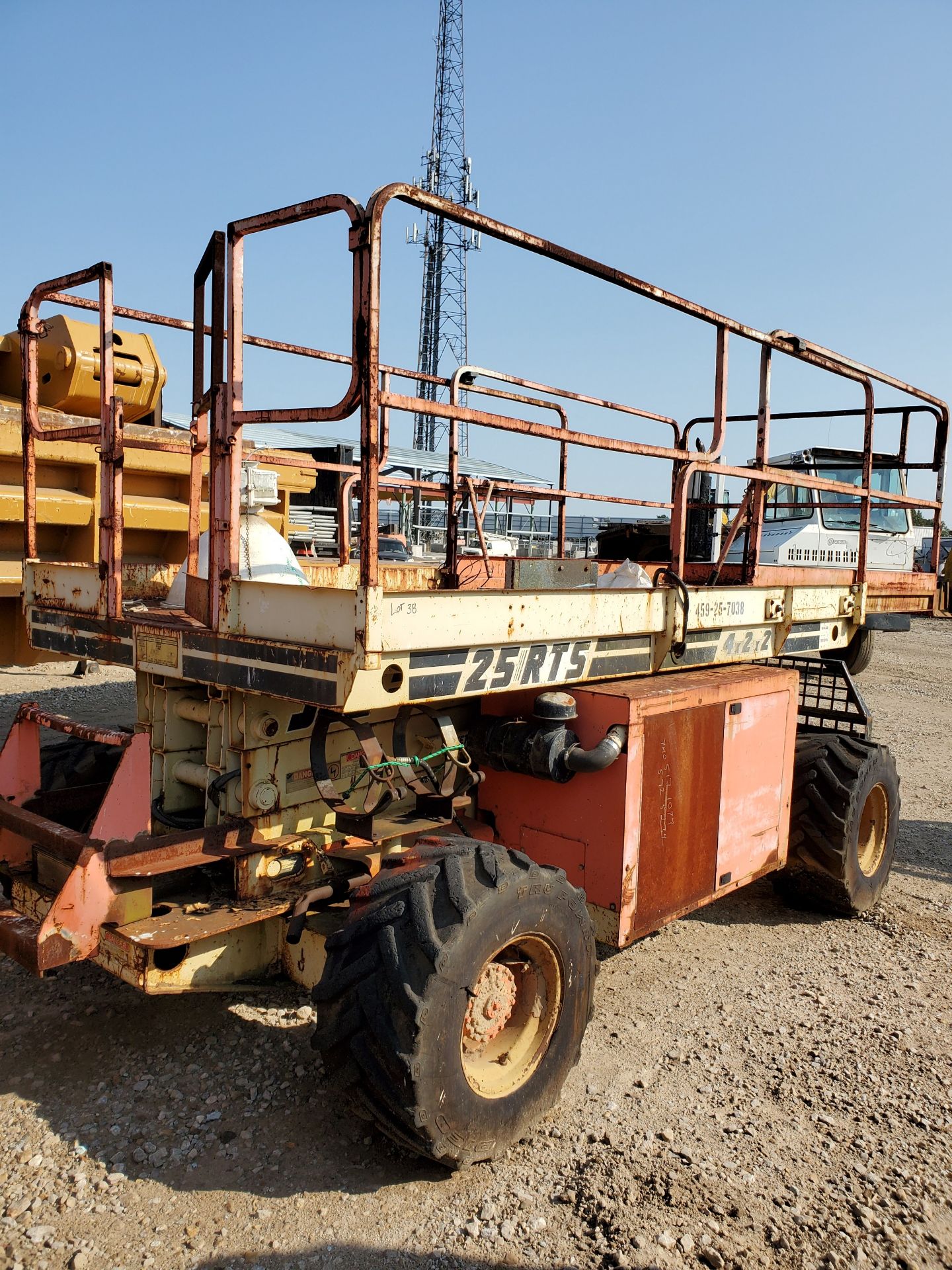 JLG 25 RTS LP ALL-TERRAIN SCISSOR LIFT, 4 X 2 X 2, PNEUMATIC TIRES, 2,396 HOURS, EXTENDED - Image 5 of 9