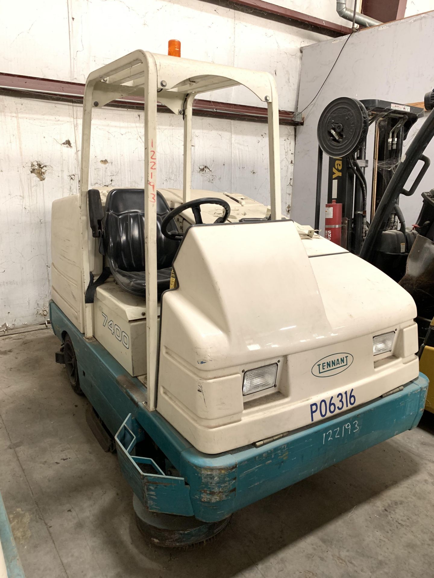 ***LOCATED IN HAMILTON, OHIO*** TENNANT FLOOR SWEEPER/SCRUBBER, MODEL: 7400, LPG, S/N: 7400-3049 - Image 2 of 2