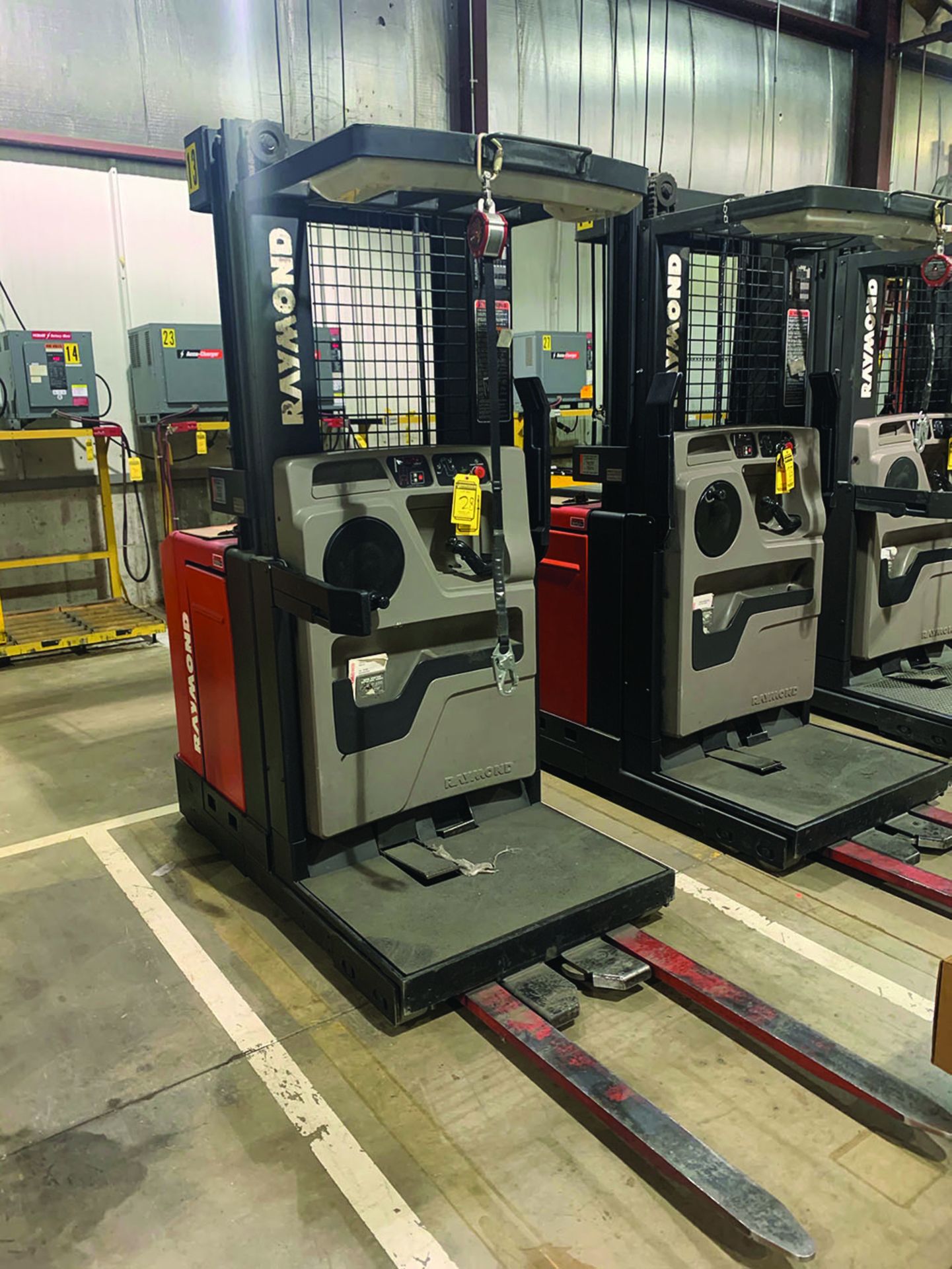 RAYMOND ORDER PICKER, MODEL EASI-0PC30TT, 7,658 HRS, S/N EASI-94-AE09489, 3,000 LB LIFT CAP.